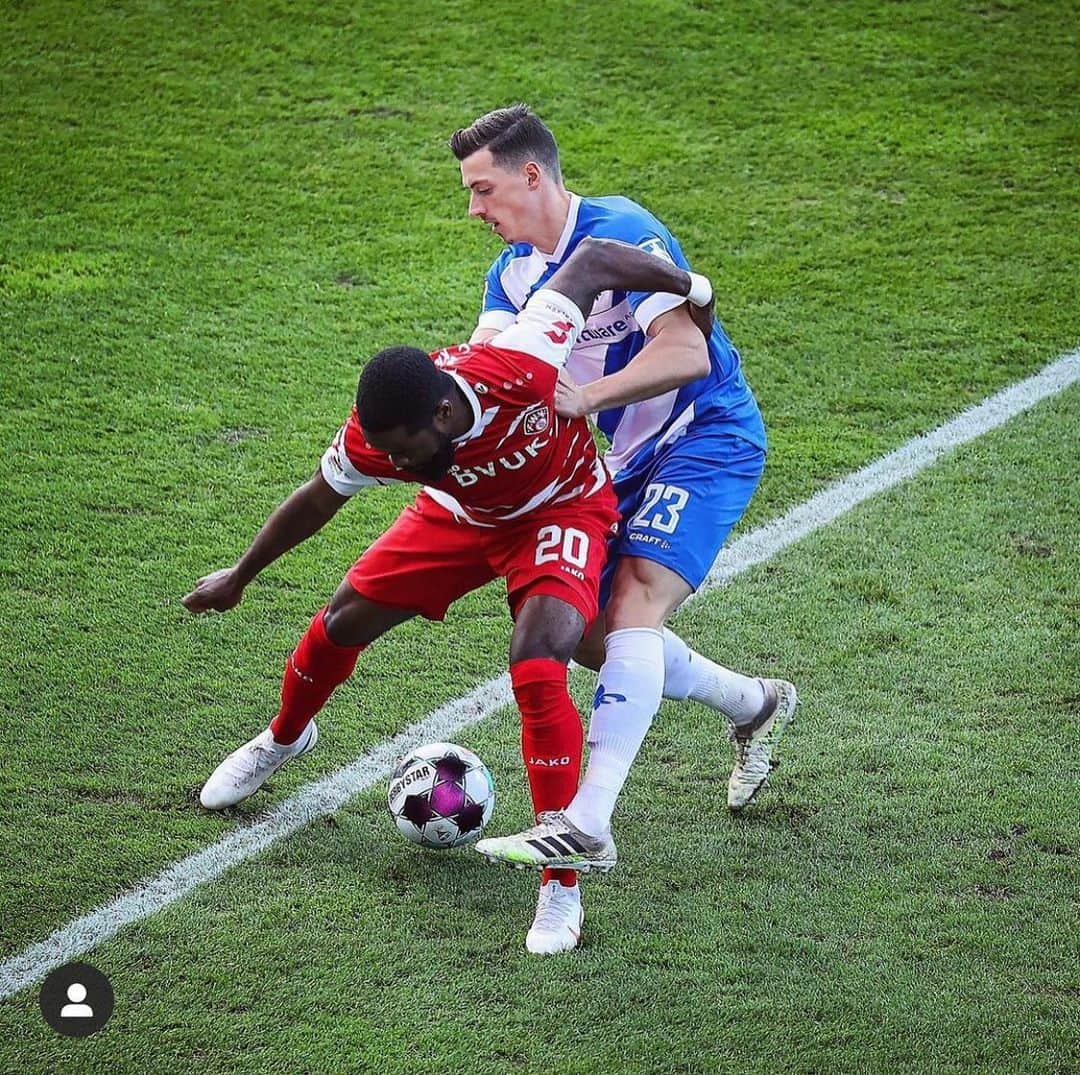 ニコライ・ラップのインスタグラム：「Schwieriges Spiel, kein Gegentor und 3 Punkte! ⚜️」