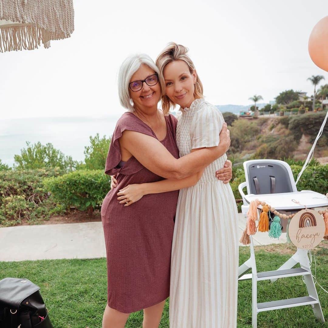 のインスタグラム：「We’re all so blessed to call you mama and nana! Wishing you another year of love, laughter, and complete health. Happy Birthday Mama! I love you 💕🎉」