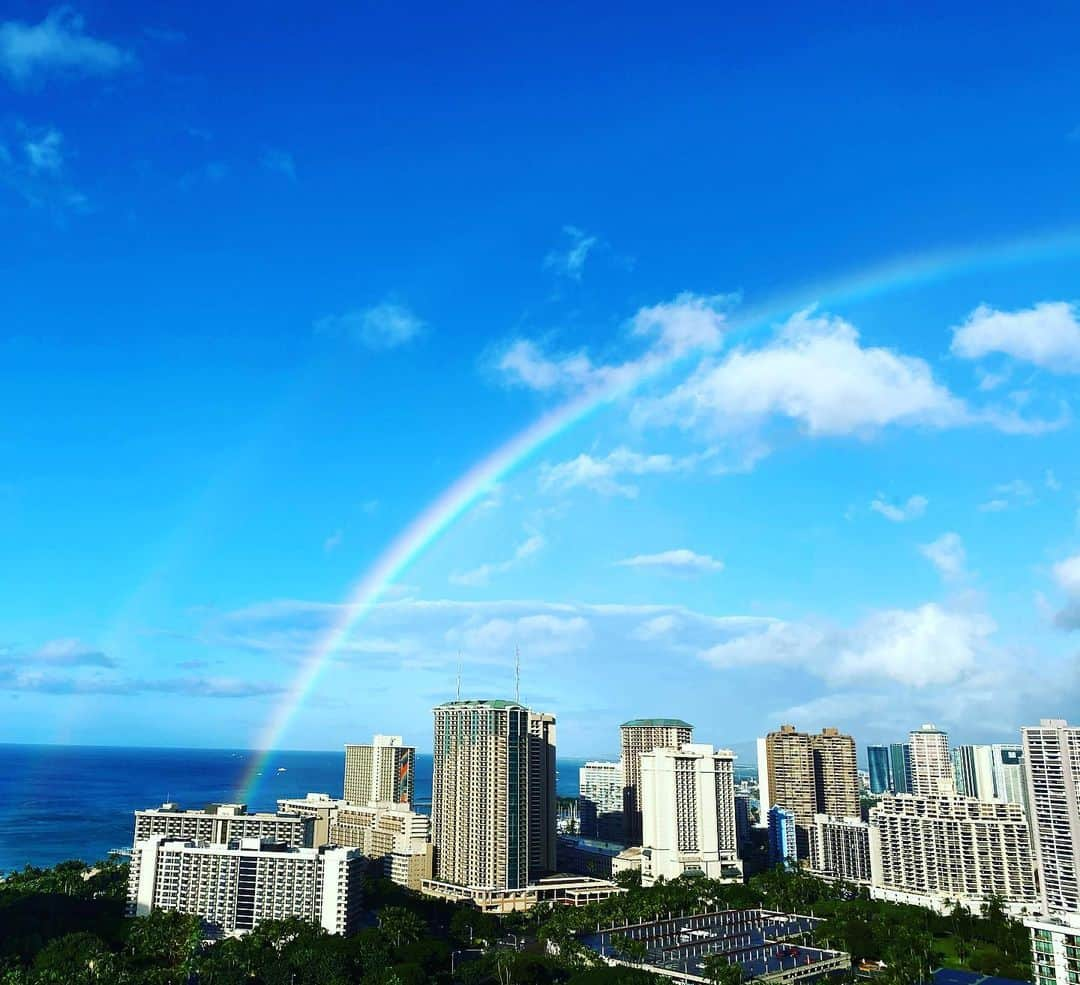 和央ようかさんのインスタグラム写真 - (和央ようかInstagram)「Good morning from Hawaii🌈😊  眠い🥱ー、寝不足🥱と思いつつ起きた朝だけど、こんな素敵なレインボーに会ったら、一気にエネルギーチャージ出来ちゃうよね👍😊 昨日はファンの皆様とお会い出来て幸せな夜だったな😍 感謝します🙏さ、今日も楽しく頑張ろうっと😉日本の皆様はまだ寝てるかな🙄  Have a happy rainbow day 🌈😊  #takakoworldstylin🌎 #lifestyle #hawaii #rainbow #yokawao #和央ようか」12月20日 4時36分 - yokawao0215