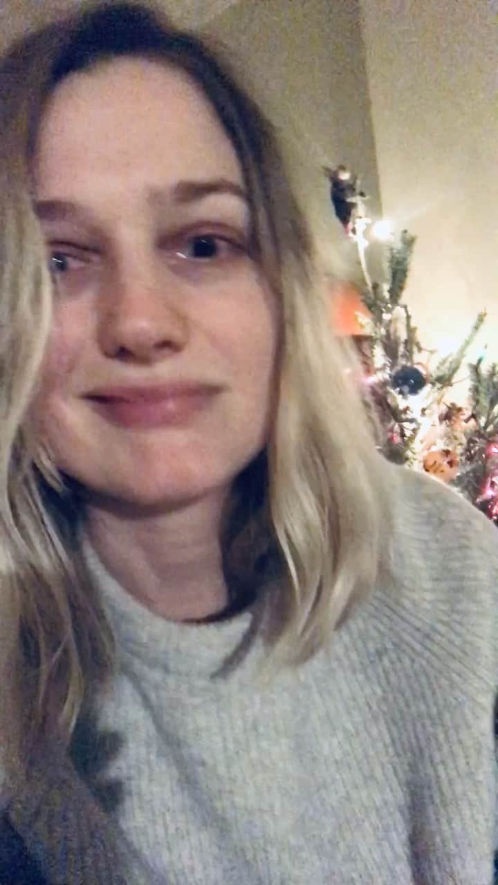 ファイン・フレンジーのインスタグラム：「yes I know I look like crap - that’s part of the point please don’t comment on it or worry about me, I’m fine except Christmas is effing canceled x」