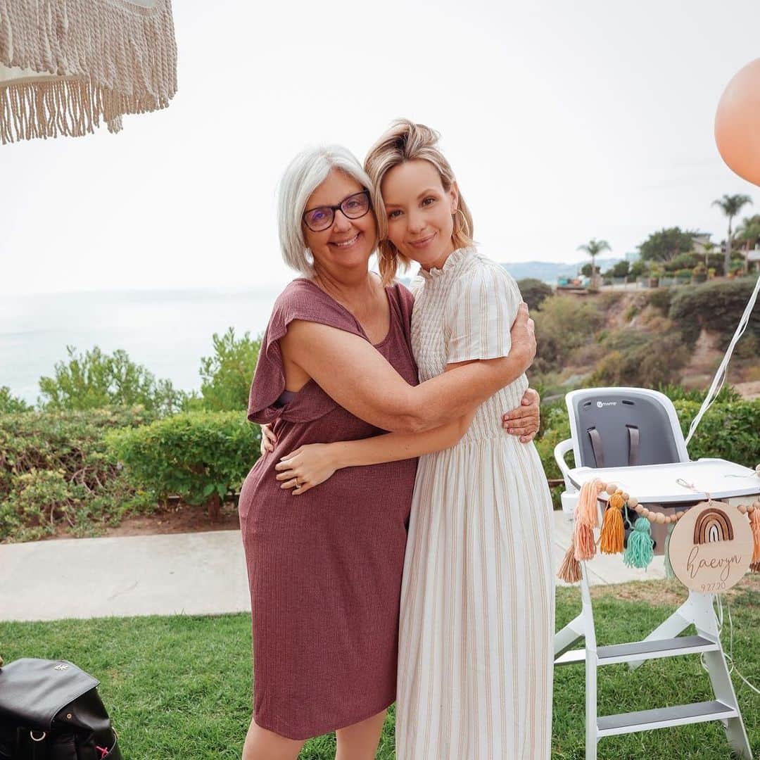 のインスタグラム：「We’re all so blessed to call you mama and nana! Wishing you another year of love, laughter and complete health. Happy Birthday Mama! I love you 💕🎉」