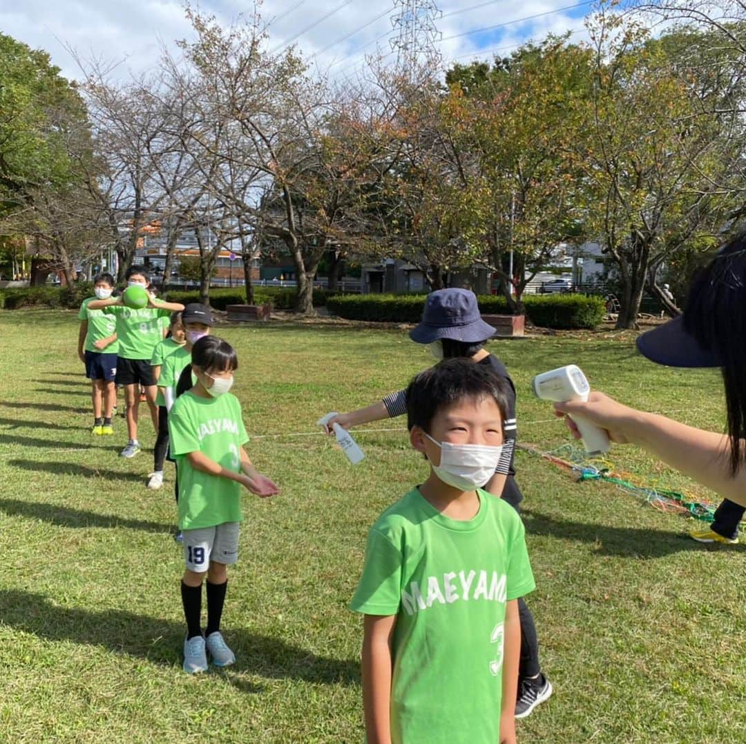 石川祐希さんのインスタグラム写真 - (石川祐希Instagram)「＜スタッフより＞ 今日ご紹介するのは、愛知県の小学生クラブ「前山ジュニアソフトバレークラブ」です。前山ジュニアソフトバレークラブは、これまで学区内の小学校体育館を拠点に毎週末に活動してきました。しかし、コロナ禍になり、今年度いっぱい学校施設が利用できなくなり活動の場所を失いました。そのショックは計り知れませんが、来年4月以降にまた体育館が使えるようになることを信じて、今は屋外での活動を続けているそうです。自分たちで、物干し竿を支柱代わりにしたネットを手作りし、ロープを使ってコートをつくり、「みんなで協力して、練習することを諦めずに、この苦難を乗り越えたい」と仰ってくださいました。今は寒くなって、日が出ている時間も短くなり、練習環境は厳しいと思いますが、無理のない範囲でできることから、皆さんがバレーボールを続けていけることを心から祈っています！感染予防をしっかりして、これからもバレーボールを楽しんでください！   写真は10月に撮影されたものです。  【感染予防ガイドブックはこちら】 www.goodonyou.tokyo/imadekirukoto/  #imadekirukoto  #神戸大学医学部附属病院  #デサント  #descente」12月20日 4時46分 - yuki_ishikawa_official