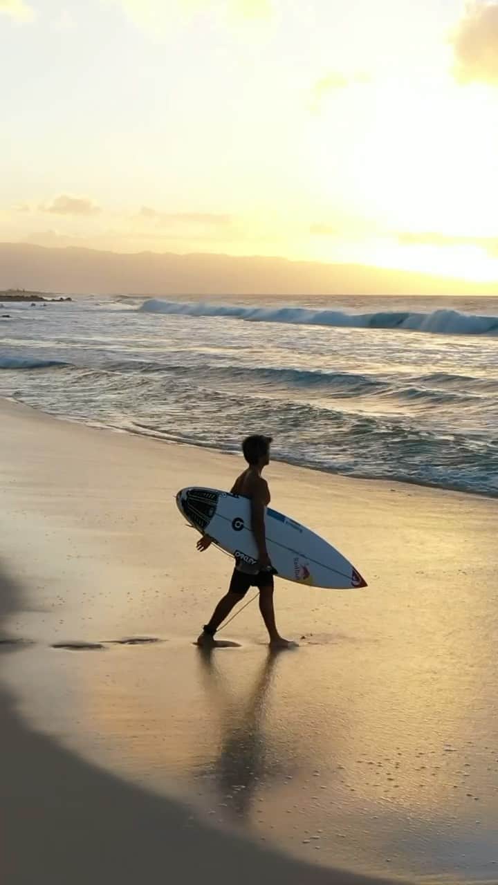 五十嵐カノアのインスタグラム：「There’s something special about this place. Pipeline last night ✨ @tannercarney」