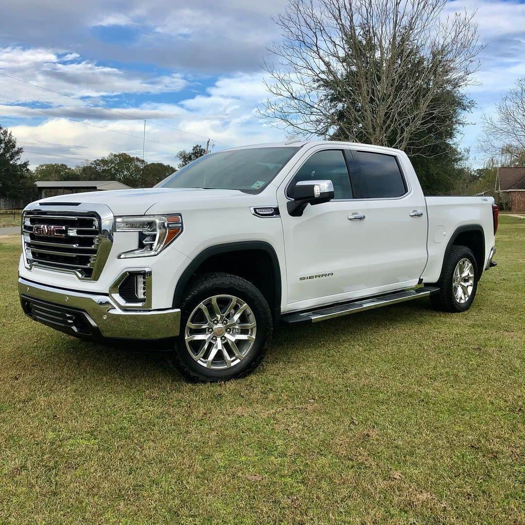 Dylan Dauzatのインスタグラム：「Never really on insta, forgot to post this on here lol But proud to own a Paid Off 2021 GMC 1500 SLT truck, off road edition, fully loaded. And also got a Honda Fourtrax 420 4x4. God is good!」