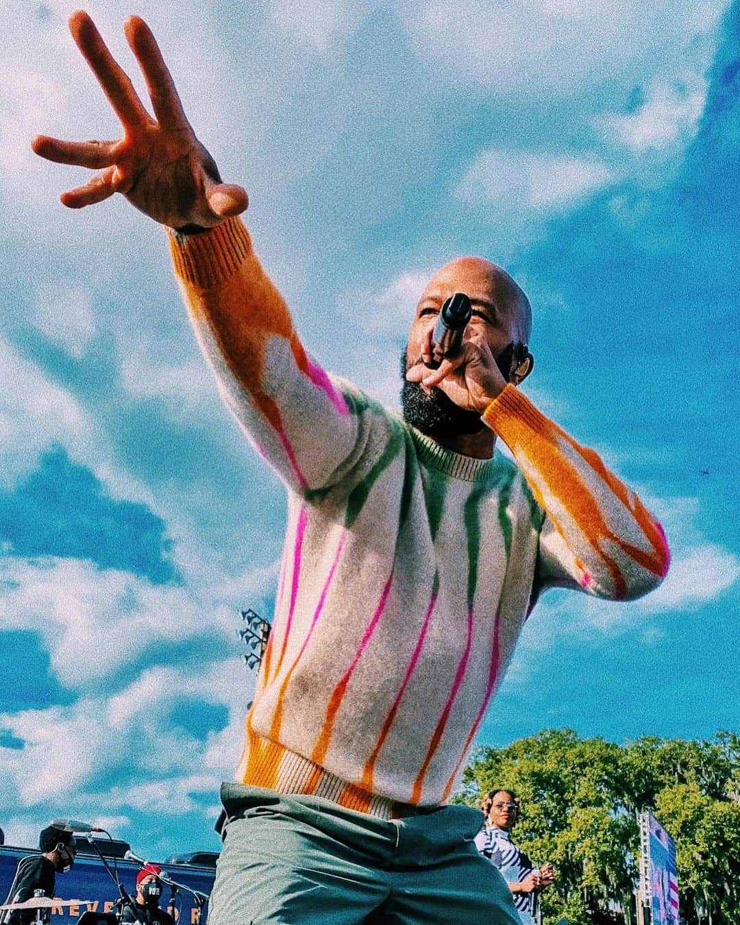コモンのインスタグラム：「Performing Live for the people of #Georgia to get out the vote and spreading a message of love, hope, justice and compassion. Let’s go make history family and #Vote for Senate Candidates Reverend Warnock and Jon Ossoff. God Bless.」