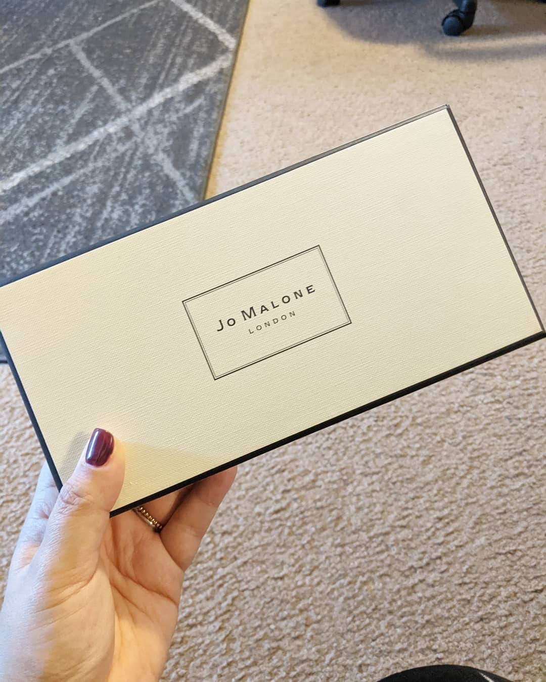 アマルのインスタグラム：「お友達のオードリーからもらちゃったー💕ありがとう。 Thank you Audrey so much. I love you forever and ever ❤️」