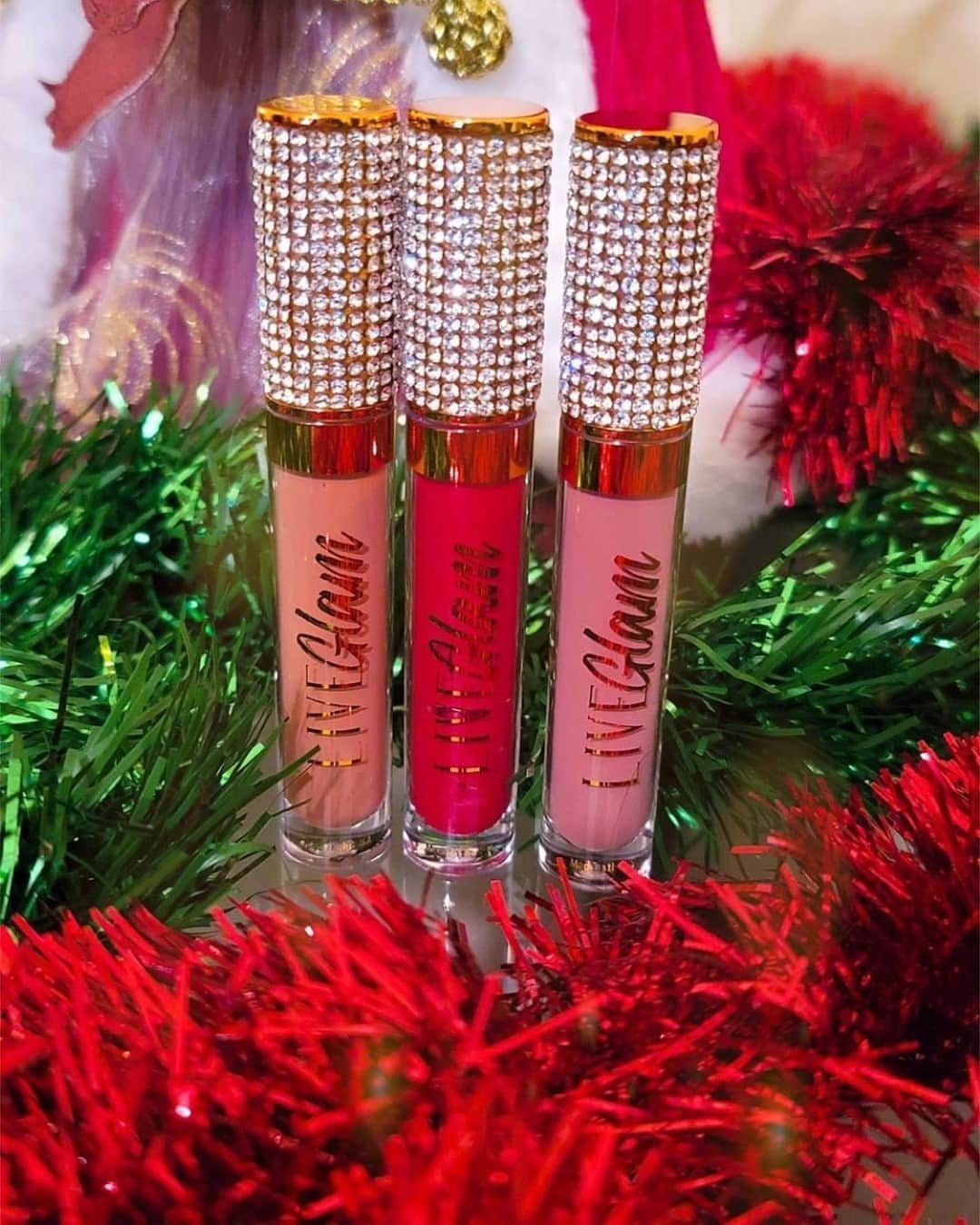 LiveGlamのインスタグラム：「If you’re a babe that loves bling, you NEED our #LiveGlam December “Bling in the Holidays” collection 😍✨ Don’t miss out on these glamazing shades! 🎄💋 #LiveGlamFam⠀ ⠀ 📷: @elenasbeautybox」
