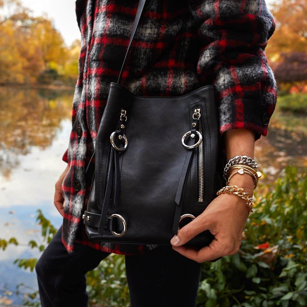 レベッカミンコフのインスタグラム：「This moto bucket is the perfect compliment to our Jett. She’s roomy and still has all the details that go into the @rebeccaminkoff magic 💫」