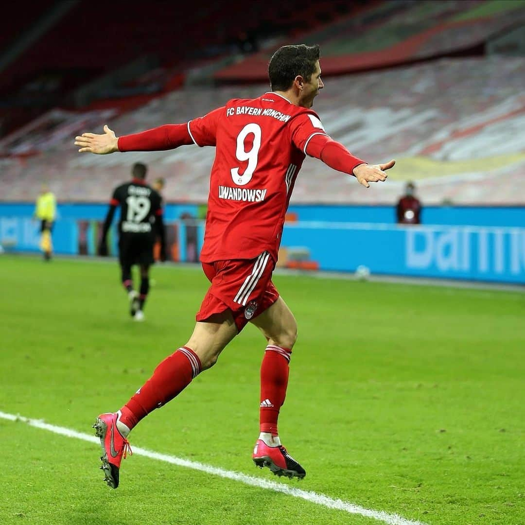 ロベルト・レヴァンドフスキさんのインスタグラム写真 - (ロベルト・レヴァンドフスキInstagram)「I'm just doing my job🤷‍♂️⚽⚽😀 @fcbayern 🔙🔛🔝」12月20日 5時00分 - _rl9