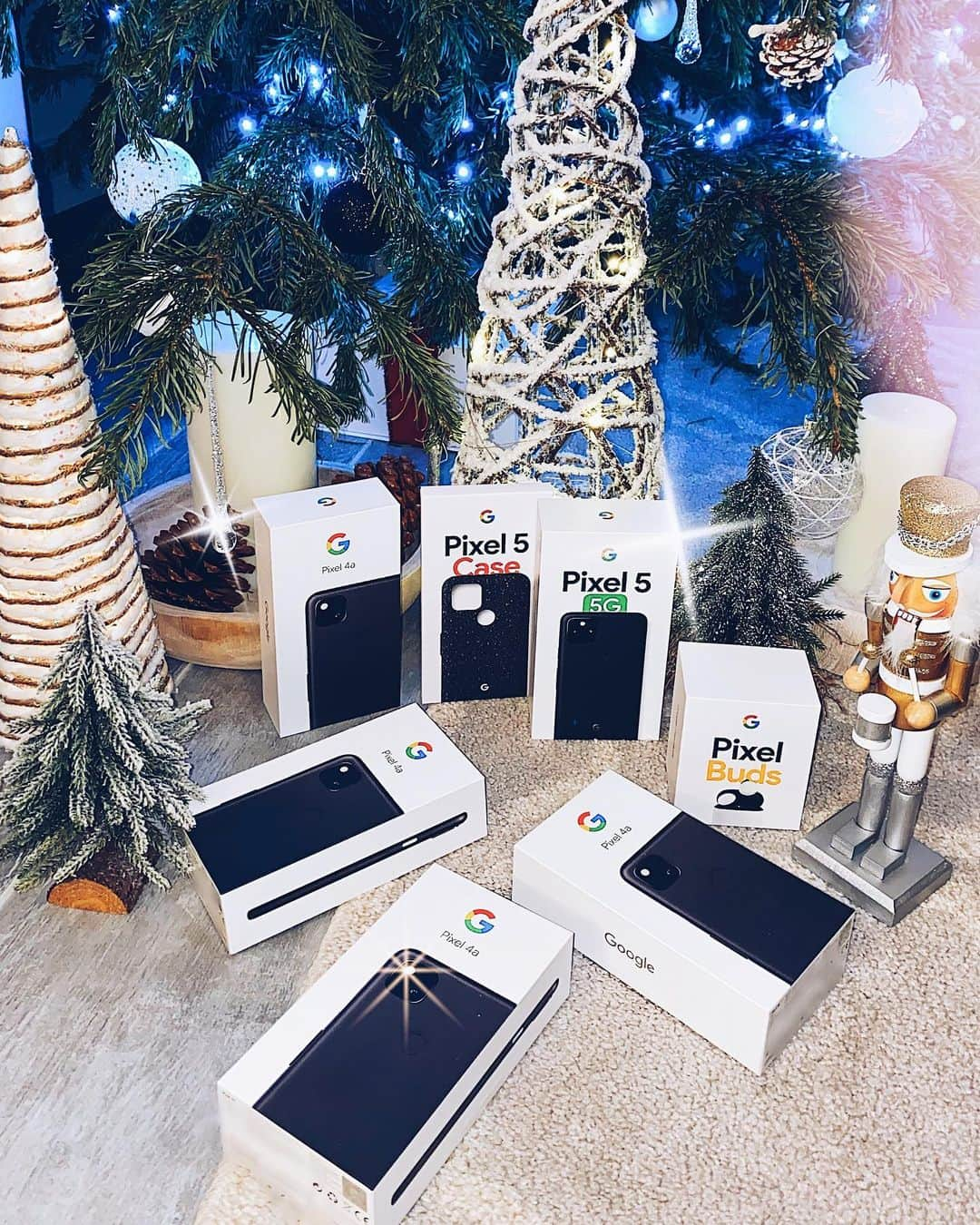 sananasさんのインスタグラム写真 - (sananasInstagram)「OMG 😱CONCOURS INTERNATIONAL 🎉5 téléphone @googlepixel à remporter dont un coffret contenant le tout nouveau Pixel 5 5G🤩Je suis choquée de la qualité photo/vidéo ... Je le découvre à peine mais WOW 😳 Sans parler de son processeur dernière génération, fabriqué à partir de matériaux recyclés 👊🏻👌🏻Bon je vous avais déjà parlé de son option « grand angle » pour des selfies avec les potes et la famille au complet, mais là on a également une fonctionnalité de plan panoramique qui m’a littéralement laissée bouche bée 😯Excellent rapport qualité prix je suis épatée ! La cerise sur le gâteau c’est que la team Google est toujours prête à gâter ma Sananas Family💚 et ça j’apprécie beaucoup 🥰🎁 Dans le coffret contenant le Pixel 5 il y a également une housse et des buds ! Qui tiennent super bien dans les oreilles (oui moi je galère avec mes petites oreilles 😂) et qui se chargent aussi grâce au partage de batterie avec le pixel 👍🏻Bref vous l’aurez compris je suis fière de vous proposer ce concours 😁En plus de ce coffret il y a 4 Pixel 4 qui, croyez moi, est un modèle qui a également de superbes fonctionnalités et une qualité de photo incroyable 👍🏻 Ce qui nous fait donc 5 gagnants au total 😁 Pour participer c’est simple, il faut : 1-Liker ce post 2-Etre abonné à mon compte et à celui de @googlepixel  3-Taguer 2 potes en commentaires avec le hashtag #SantaSananas 😆  Vous avez jusqu’au dimanche 27 décembre 23:59 pour participer ! GOOD LUCK 🍀💚  #TeamPixel #Giveaway #Concours #contest #GooglePixel」12月20日 5時03分 - sananas2106