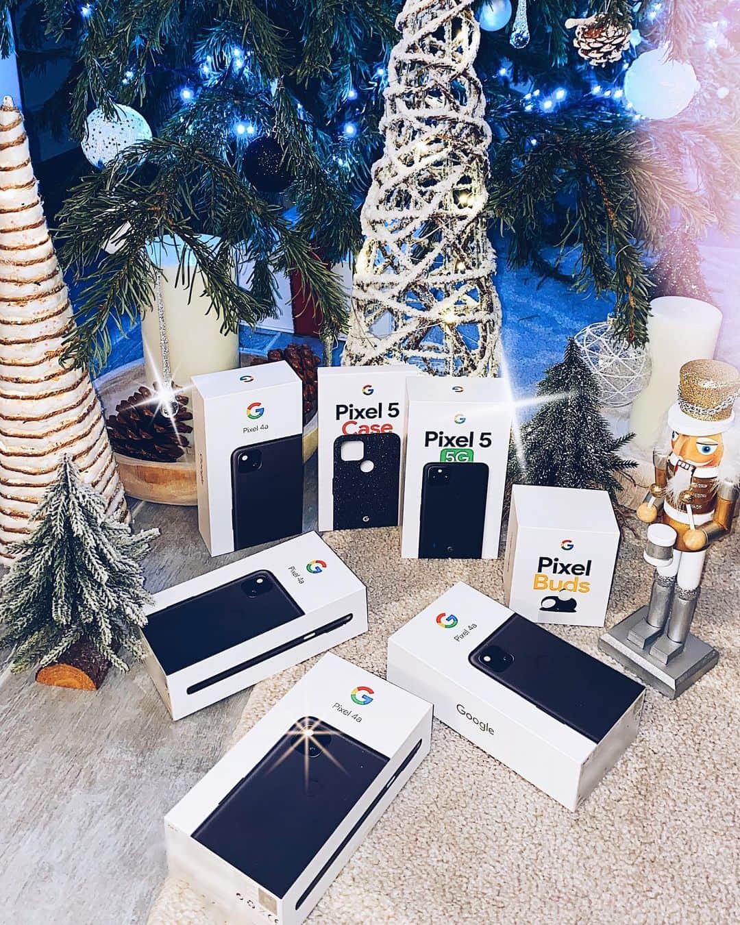 のインスタグラム：「OMG 😱CONCOURS INTERNATIONAL 🎉5 téléphone @googlepixel à remporter dont un coffret contenant le tout nouveau Pixel 5 5G🤩Je suis choquée de la qualité photo/vidéo ... Je le découvre à peine mais WOW 😳 Sans parler de son processeur dernière génération, fabriqué à partir de matériaux recyclés 👊🏻👌🏻Bon je vous avais déjà parlé de son option « grand angle » pour des selfies avec les potes et la famille au complet, mais là on a également une fonctionnalité de plan panoramique qui m’a littéralement laissée bouche bée 😯Excellent rapport qualité prix je suis épatée ! La cerise sur le gâteau c’est que la team Google est toujours prête à gâter ma Sananas Family💚 et ça j’apprécie beaucoup 🥰🎁 Dans le coffret contenant le Pixel 5 il y a également une housse et des buds ! Qui tiennent super bien dans les oreilles (oui moi je galère avec mes petites oreilles 😂) et qui se chargent aussi grâce au partage de batterie avec le pixel 👍🏻Bref vous l’aurez compris je suis fière de vous proposer ce concours 😁En plus de ce coffret il y a 4 Pixel 4 qui, croyez moi, est un modèle qui a également de superbes fonctionnalités et une qualité de photo incroyable 👍🏻 Ce qui nous fait donc 5 gagnants au total 😁 Pour participer c’est simple, il faut : 1-Liker ce post 2-Etre abonné à mon compte et à celui de @googlepixel  3-Taguer 2 potes en commentaires avec le hashtag #SantaSananas 😆  Vous avez jusqu’au dimanche 27 décembre 23:59 pour participer ! GOOD LUCK 🍀💚  #TeamPixel #Giveaway #Concours #contest #GooglePixel」