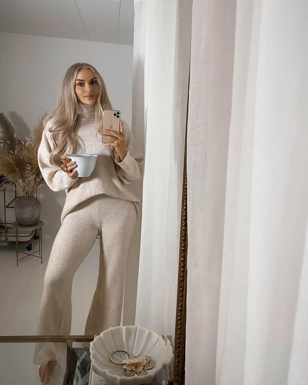 Anna Nyströmのインスタグラム：「Hope you are having a cozy weekend 😚」