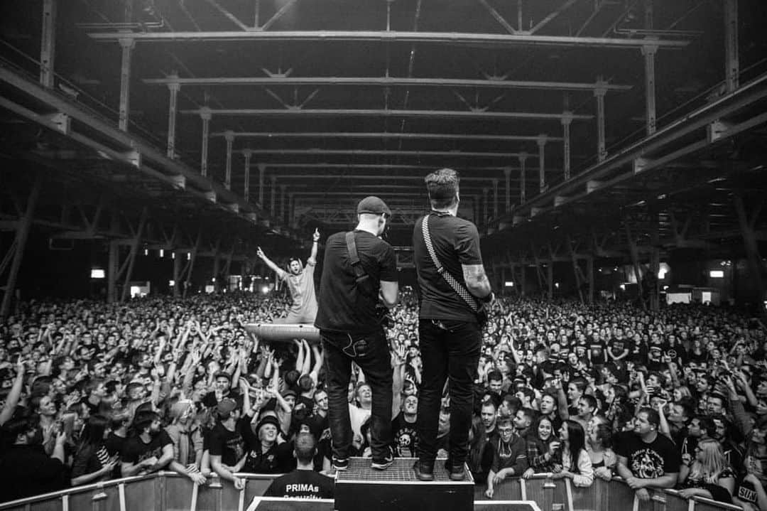 Zebraheadさんのインスタグラム写真 - (ZebraheadInstagram)「This was January 25th this year at the Zenith in Munich, Germany. @iambenozz and @danbystereo are playing a little tune while our raft surfing alien @snuckout cheers on!  #Zebrahead #braininvaders #mfzb #munich🇩🇪 #germany #zenith」12月20日 5時25分 - zebraheadofficial