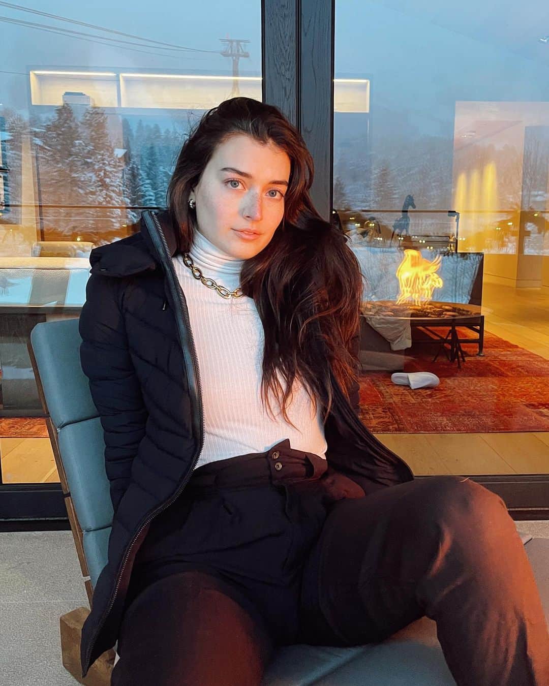 ジェシカ・ジェーン・クレメントのインスタグラム：「I may look calm but I’m actually about to run in to my hot toddy and a blanket ❄️」