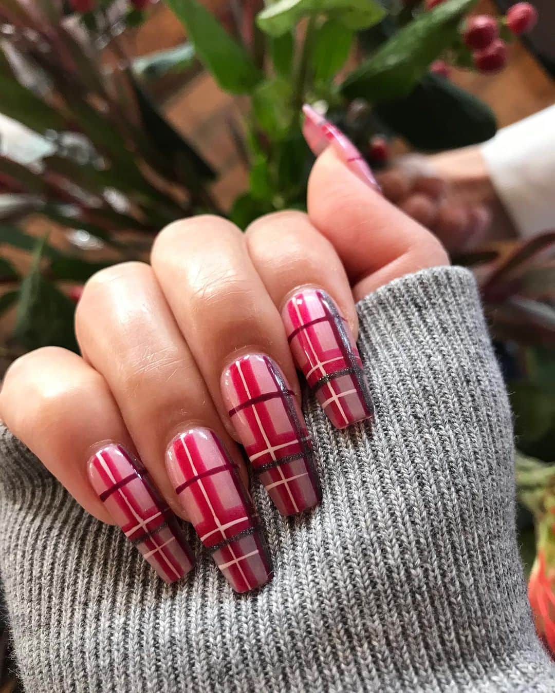 Mei Kawajiriさんのインスタグラム写真 - (Mei KawajiriInstagram)「“Check this week2 nails “❤️💕❤️ Loved the plaid nails so much that I re-created them in pink and red using the @OPI shades Snowfalling for You, Naught or Ice, Merry in Cranberry, Dressed to the Wines and Heart and Coal @OPI_professionals #OPIShineBright」12月20日 5時34分 - nailsbymei