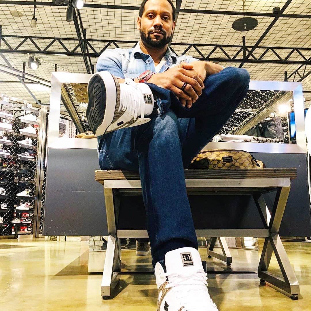 ダンテ・カーヴァーさんのインスタグラム写真 - (ダンテ・カーヴァーInstagram)「いつもありがとう！この新しいスニーカー大好き🤗 Thanks So Much!! @dcstore_odaiba ﻿ ﻿ ﻿ ﻿ TV、CMでお馴染みのダンテさんご来店‼️﻿ いつも有難う御座います‼️﻿ ﻿ #dcshoes #dcshoes_japan #dc #skate #skateboard #fashion #shoes #odaiba #dcstore #dcstoreodaiba #HLNA #ダイバーシティ #お台場 #アパレル #スニーカー　#スケボー #フジテレビ #ガンダム #ダンテ」12月20日 5時28分 - dantecarverofficial
