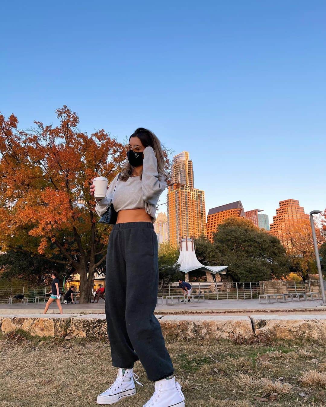 Nikki Blackketterさんのインスタグラム写真 - (Nikki BlackketterInstagram)「Dirty chai, extra dirty ✨🍵🫖 current go-to ‘coffee’ order - what’s yours? Been craving something more *seasonal* but not sure what to order 🎄🎁😇  Wearing @shophotrose top & Brandy Melville bottoms ✨ @gymshark mask Sunnies @mvmt」12月20日 5時38分 - nikkiblackketter