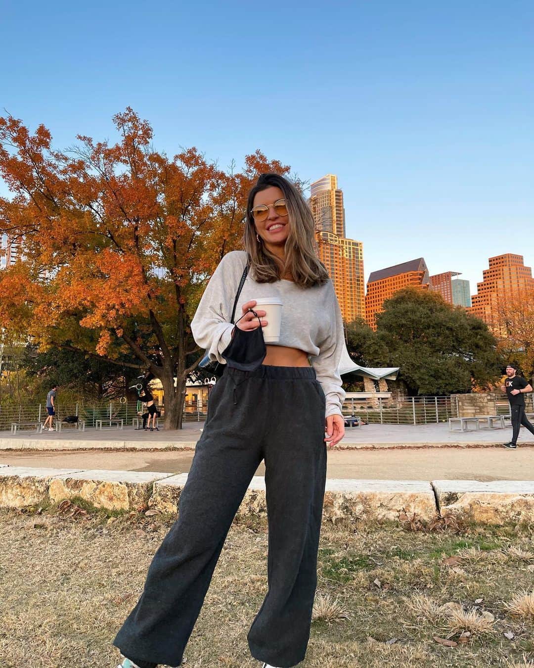 Nikki Blackketterさんのインスタグラム写真 - (Nikki BlackketterInstagram)「Dirty chai, extra dirty ✨🍵🫖 current go-to ‘coffee’ order - what’s yours? Been craving something more *seasonal* but not sure what to order 🎄🎁😇  Wearing @shophotrose top & Brandy Melville bottoms ✨ @gymshark mask Sunnies @mvmt」12月20日 5時38分 - nikkiblackketter