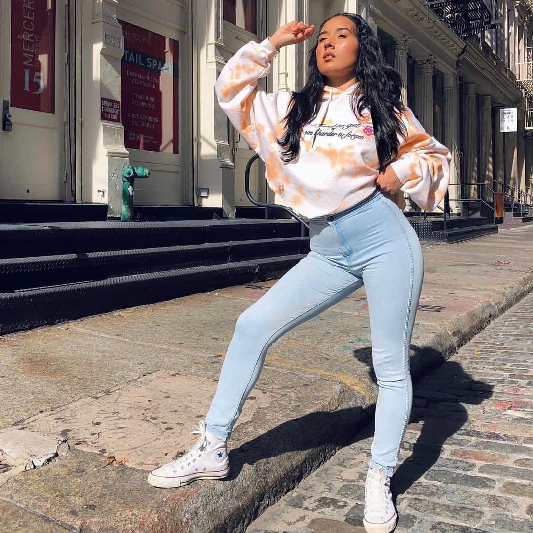 American Apparelのインスタグラム：「It's the fit for us! 😍 @nicoleromero_ in the AA Easy Jean. Get them here: http://bit.ly/34YN7wi. Link in Bio. . . .  #AmericanApparel #FashionableFit #EasyJean  #WinterBasics #Denim」
