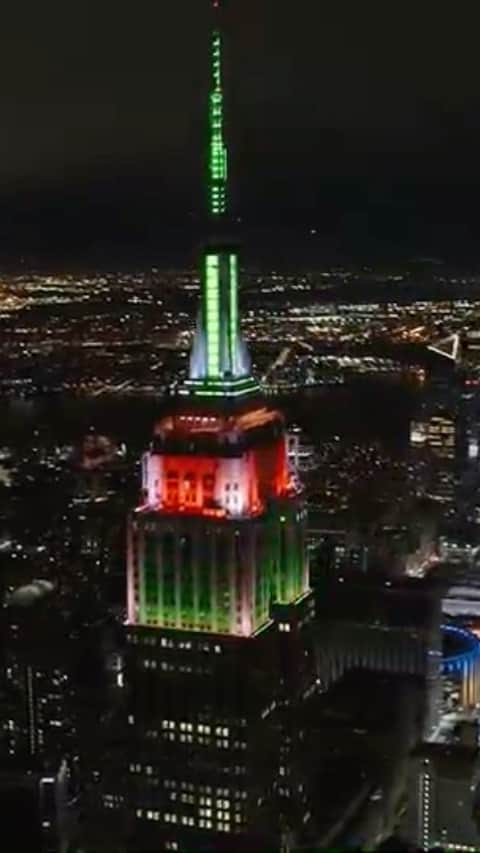 キャリー・アンダーウッドのインスタグラム：「See a special light show on top of the @empirestatebldg set to #Hallelujah with @johnlegend! Tune in nightly on @iheartradio’s @z100newyork and @1067litefm at 8PM EST starting tonight through Christmas. #Hallelujah 🙌😇 #MyGift 🎁✨」