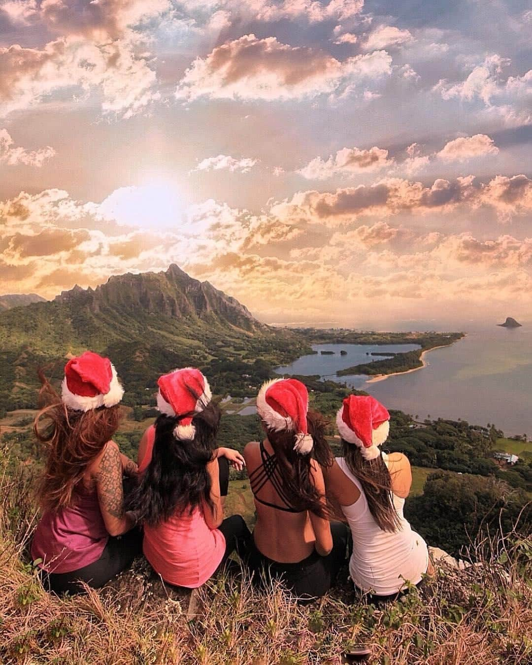 ハワイアン航空さんのインスタグラム写真 - (ハワイアン航空Instagram)「Hiking in paradise, holiday-style. 🎅 #WinterInHawaii⠀ ⠀ If you're planning to hike this holiday season, be sure to trek responsibly and don't forget to #WearAMask and #SocialDistance from other groups.⠀ ⠀ 📷 @ed.sanity」12月20日 6時00分 - hawaiianairlines