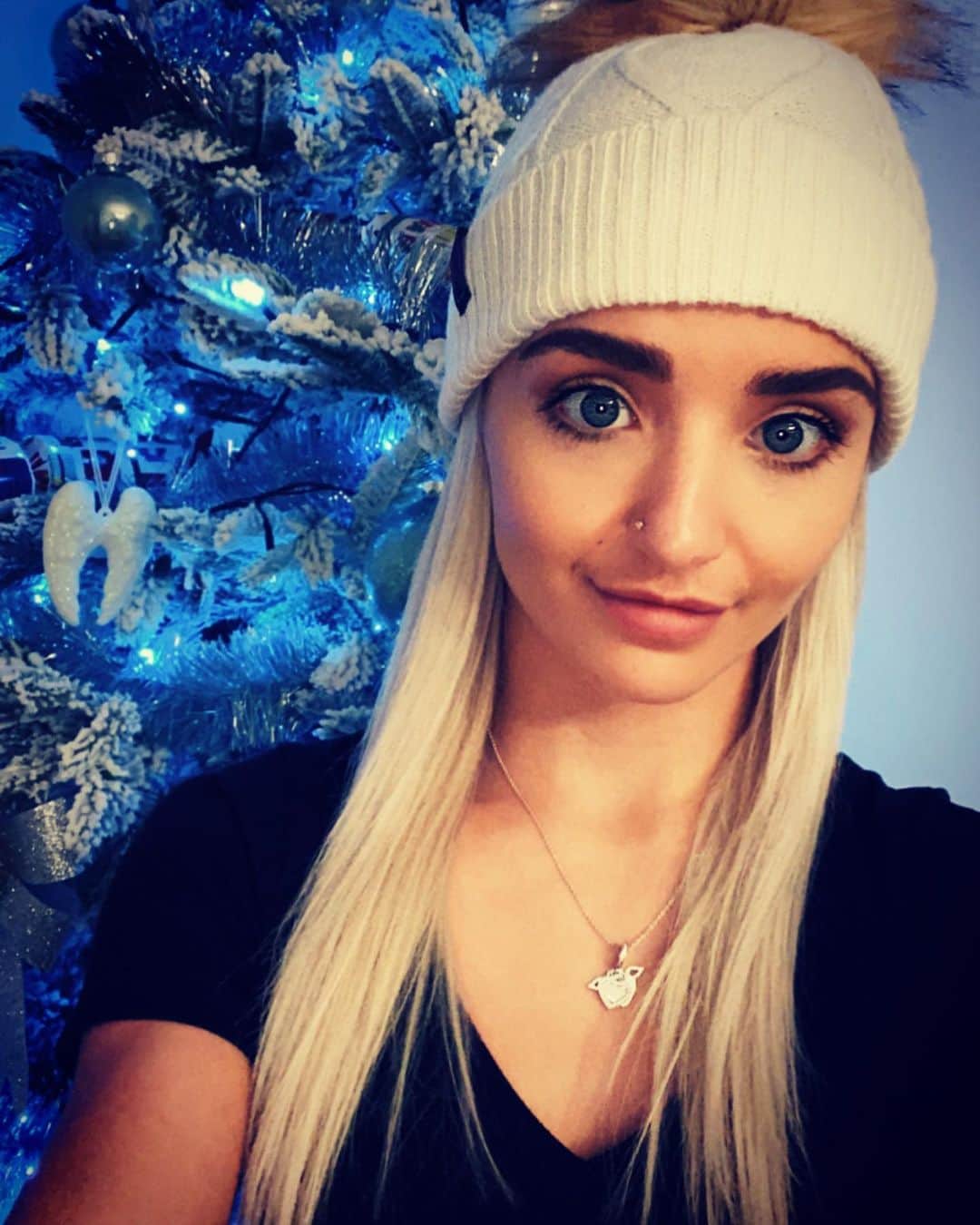 ザイヤ・ブルックサイドのインスタグラム：「New beanie from my bubbah 😍   I can also not get over how much my hair has grown and the condition thanks to @monatofficial 😍」