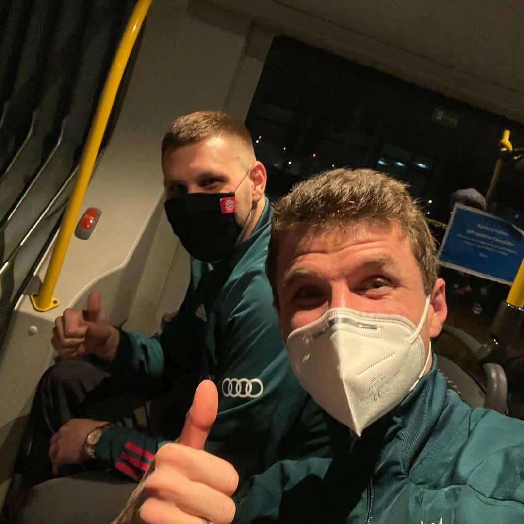 トーマス・ミュラーのインスタグラム：「Merry Christmas ladies and gentlemen. Happiness is in the air. It is an amazing feeling to win this important game 🔥⚽️🏆 #geilerrechtsverteidiger #whatayear #forFCB #nowwehavetorechargethebatteries #elegantereballführungalssonst🤩#tabellenführeruntermweihnachtsbaum」