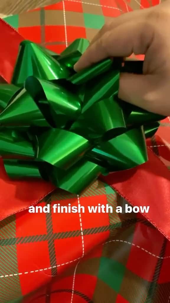 Liloのインスタグラム：「Just wrapping the best gift ever... want one?   ⠀⠀⠀⠀⠀⠀⠀⠀⠀⠀⠀⠀   ⠀⠀⠀⠀⠀⠀⠀⠀⠀⠀⠀⠀  ⠀⠀⠀⠀⠀⠀⠀⠀⠀⠀⠀⠀  ⠀⠀⠀⠀⠀⠀⠀⠀⠀⠀⠀⠀  #reels #reelsinstagram #dogsofinstagram #corgisofinstagram #weeklyfluff #doglover #christmas #mariahcarey #reels #funnyvideos #cute #dog #cutenessoverload #holiday #wrappingpresents」