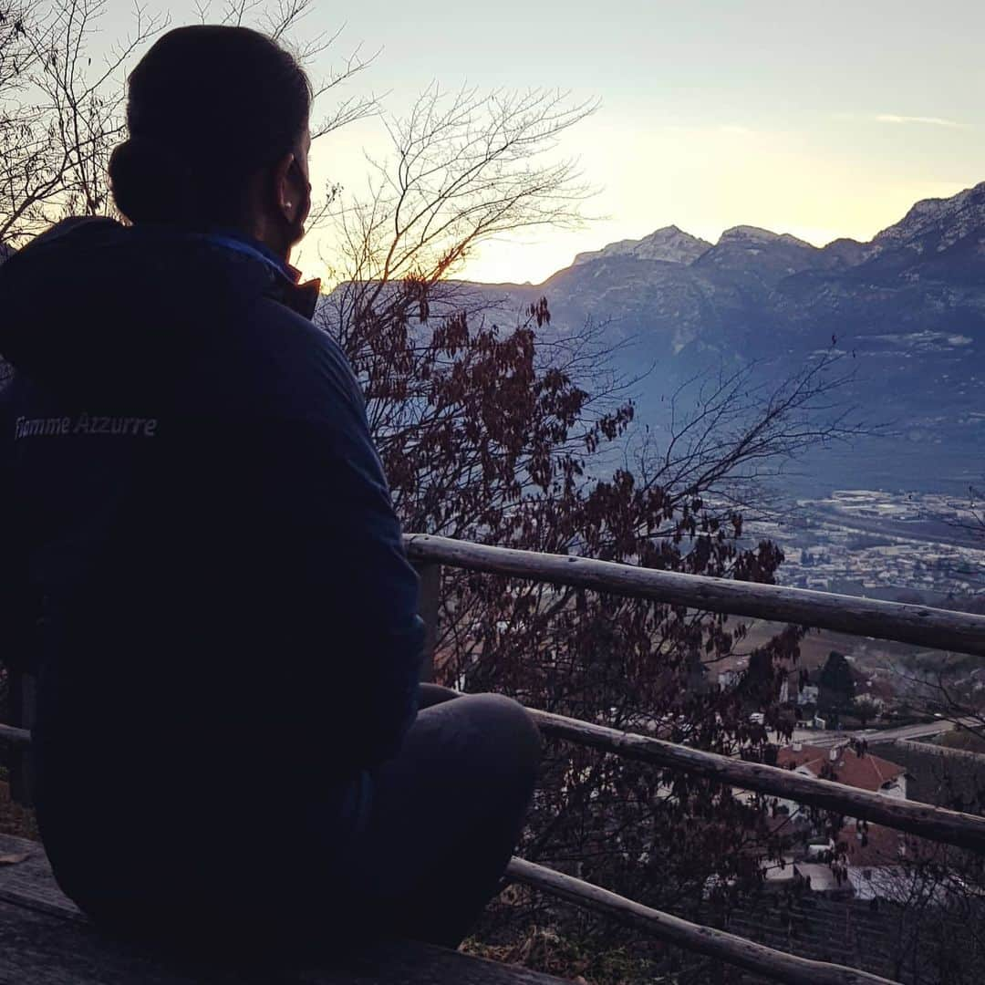 シャルレーヌ・ギニャールのインスタグラム：「Non perdere mai di vista i tuoi sogni... 🍀🍁 #natura #mountains #freedom #love #dream #fiammeazzurre #coni #conisocial #fisg4passion #icedance」