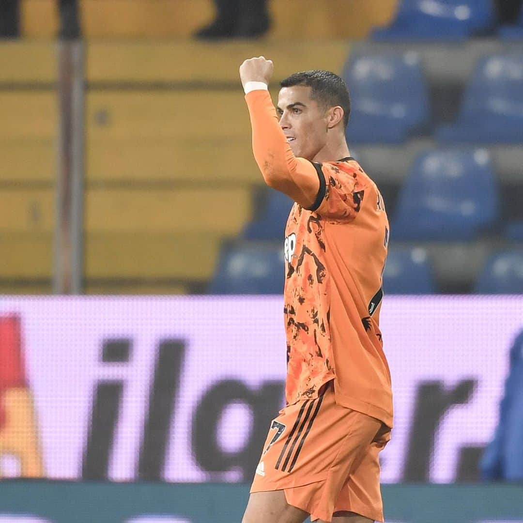 ユヴェントスFCさんのインスタグラム写真 - (ユヴェントスFCInstagram)「Slide 👉 to enjoy the 👑 scoring his 2nd goal of the night!  #ParmaJuve #Cristiano #Ronaldo #FinoAllaFine #ForzaJuve」12月20日 6時09分 - juventus