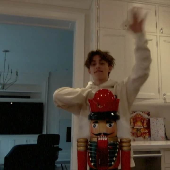 ジョニー・オーランドのインスタグラム：「let’s take a trip down christmas memory lane... #LastChristmasVideo out now🎄」