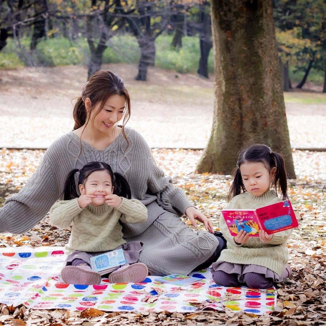 遠近由美子のインスタグラム：「秋の砧公園✨は、どこを切り取っても絵本の世界のよう🍁  良い雰囲気ね〜とはしゃぐ母と あねちゃん👧の隣で  正座をしながら、真顔で絵本を読む妹ちゃん👧 . #むずかしい顔してる でも よく見ると、絵本逆さまよー😂 笑　 .  #双子コーデ  #秋冬コーデ  #撮影　#砧公園 #双子育児 #双子ママ #2歳10ヶ月」