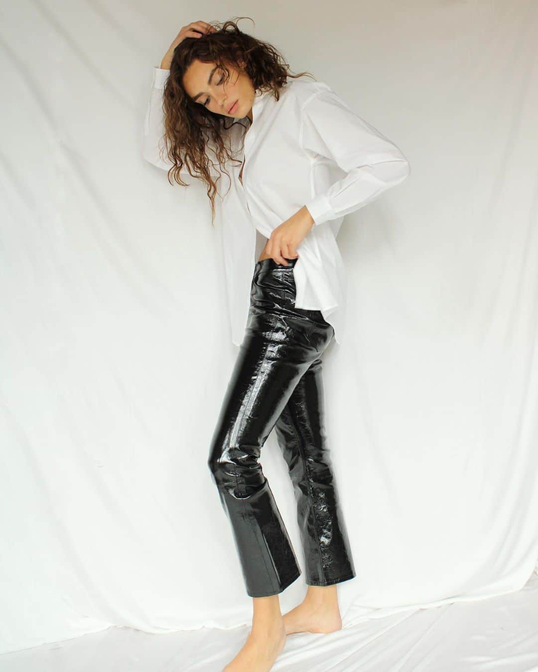 Jブランドさんのインスタグラム写真 - (JブランドInstagram)「Glitz and glam that gives 🤸‍♀️ The Franky High-Rise Cropped Boot Cut in our slightly stretchy patent leather」12月20日 6時24分 - jbrandjeans