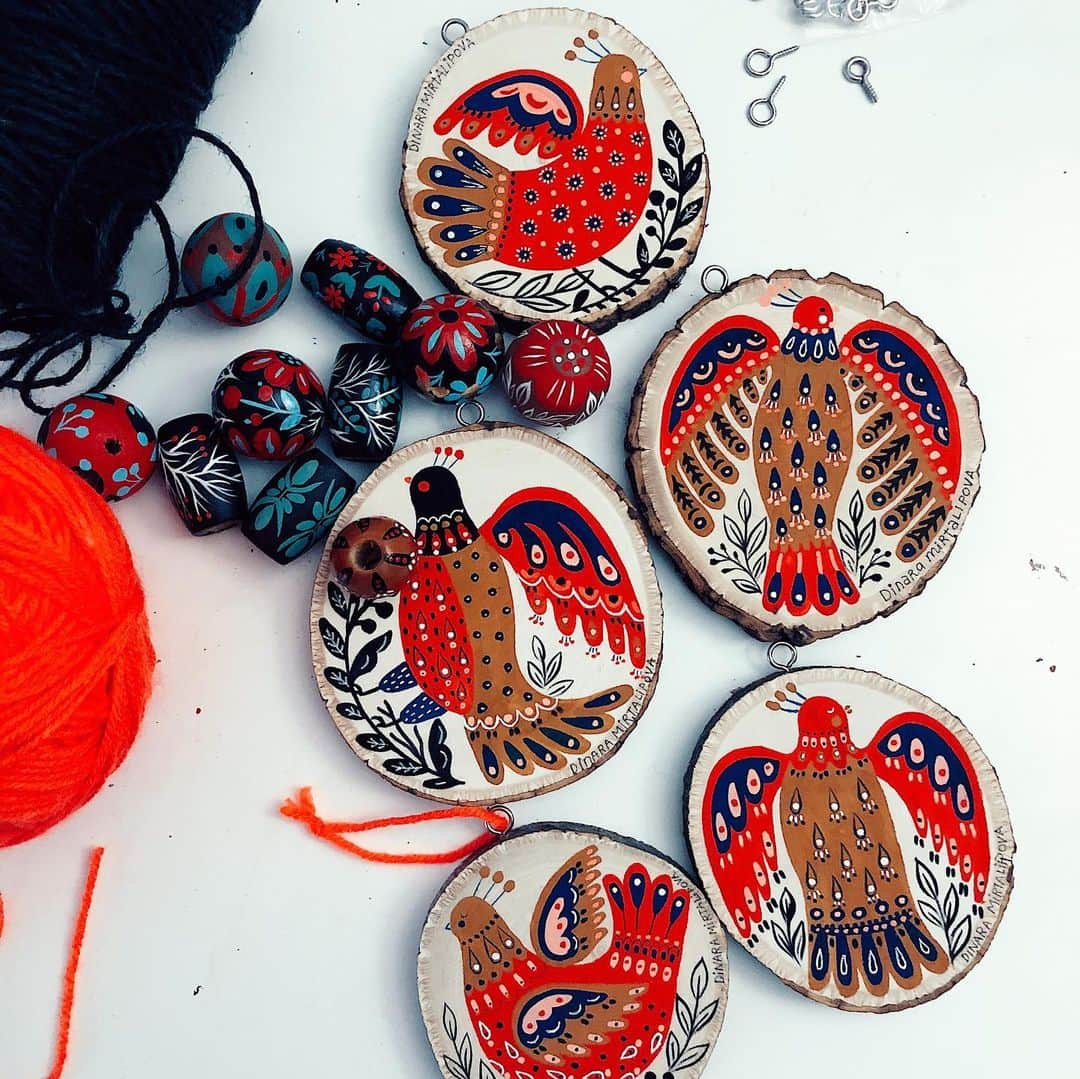 Dinara Mirtalipovaのインスタグラム：「Door No.19 today revealed a Birdie with blue polka dots  #mirdinaraadvent  #mirdinarakokeshiandmatryoshka」
