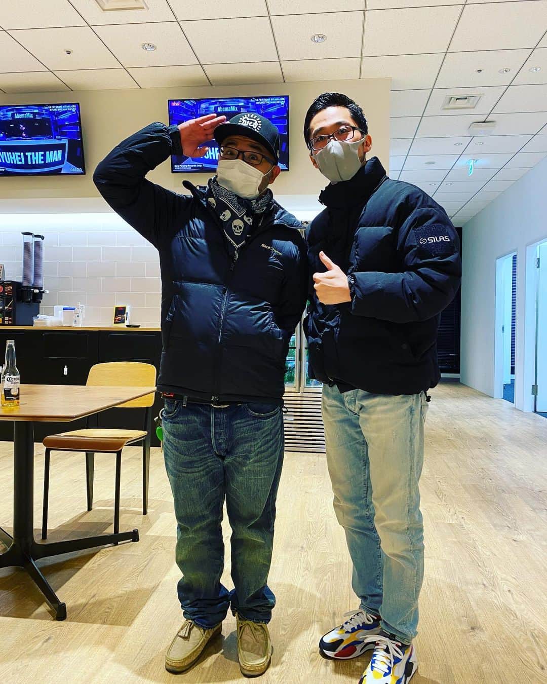 MACKA-CHINのインスタグラム：「昨夜はABEMA MIXでDJさせて頂きました　自宅でゆっくりしたいシリーズな感じで選曲させて頂きました 写真はいつも優しくてカッコイイ先輩RHYMESTERのDJ JINさんと♪ 気付けば僕が一番年下でした 嬉しい w」