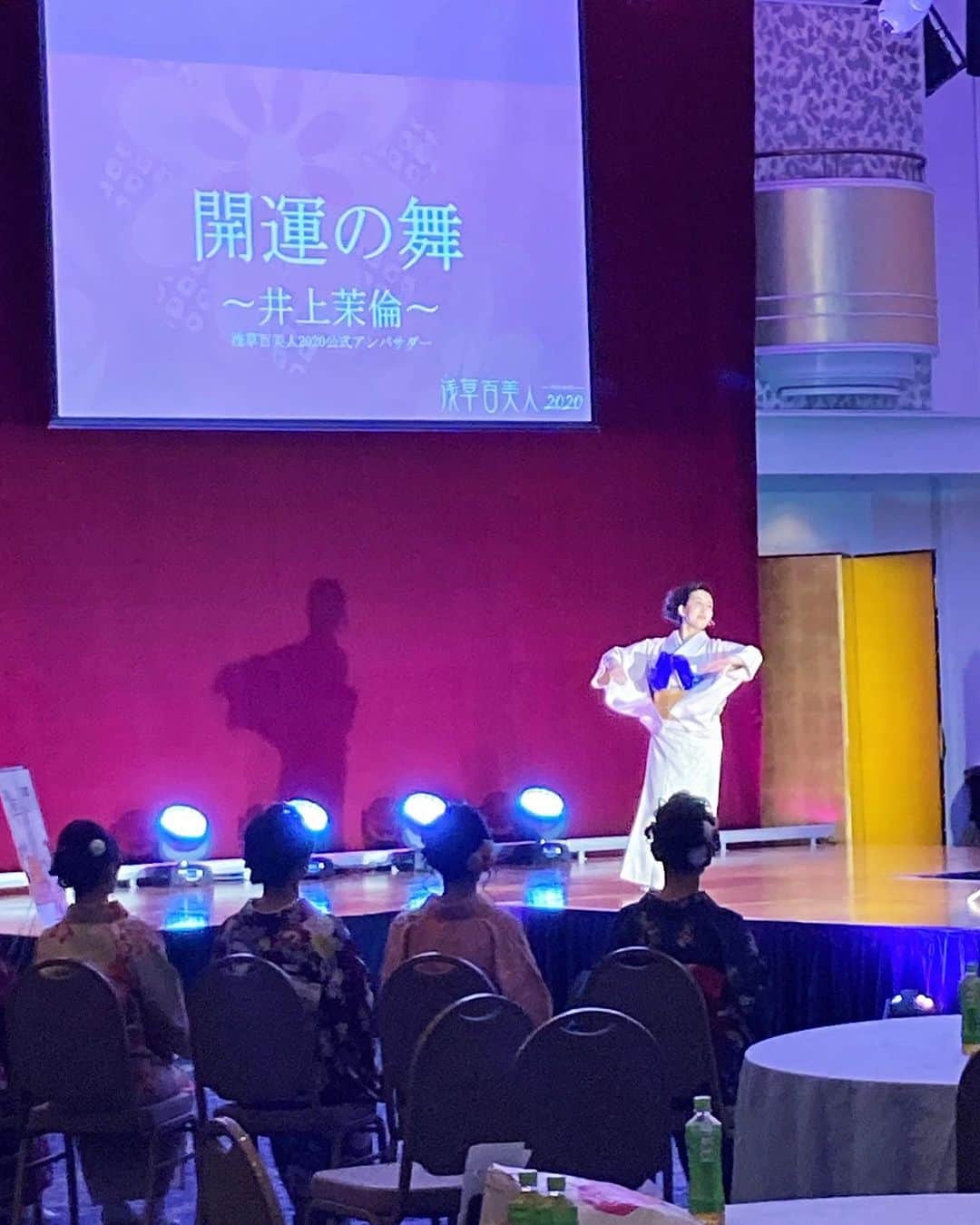 井上茉倫（月神まりな）さんのインスタグラム写真 - (井上茉倫（月神まりな）Instagram)「【開運祈願祭にて】 初めての日本舞踊🦢 限られた練習時間で和洋折衷に踊らせていただきました🎆🎆🌂」12月20日 6時33分 - inoue_marin