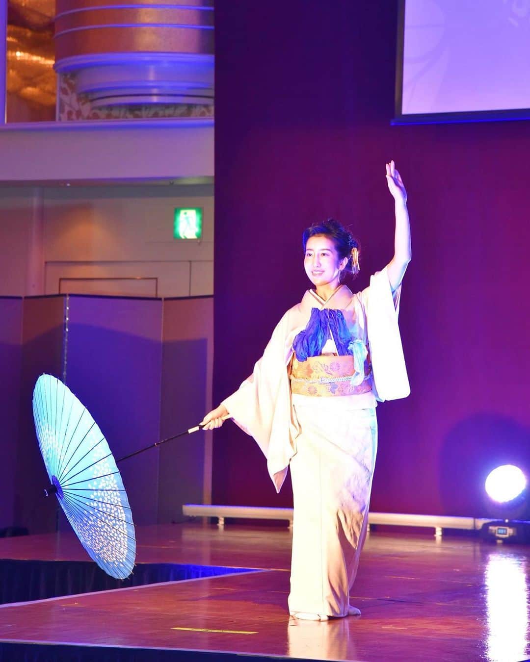 井上茉倫（月神まりな）のインスタグラム：「【開運祈願祭にて】 初めての日本舞踊🦢 限られた練習時間で和洋折衷に踊らせていただきました🎆🎆🌂」
