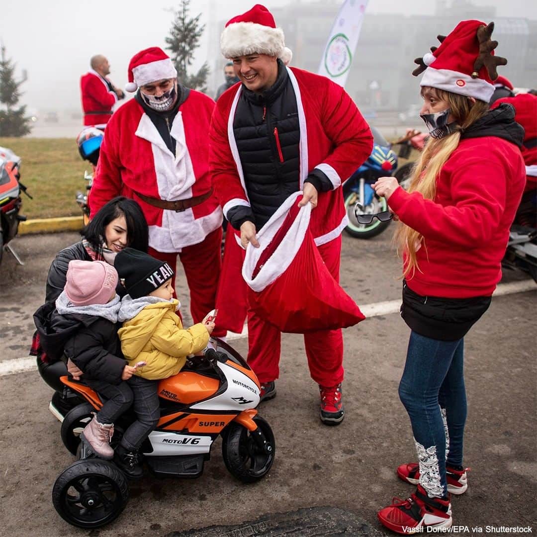 ABC Newsさんのインスタグラム写真 - (ABC NewsInstagram)「Rockers in Santa Claus outfits rode the streets of Sofia, Bulgaria, handing out presents to children during the traditional Christmas tour of the city. Before COVID-19, typically the Santas would walk the streets. #santaclaus #christmas #holidays #pandemic #gifts #presents #motorcycles #quads #atvs」12月20日 6時36分 - abcnews