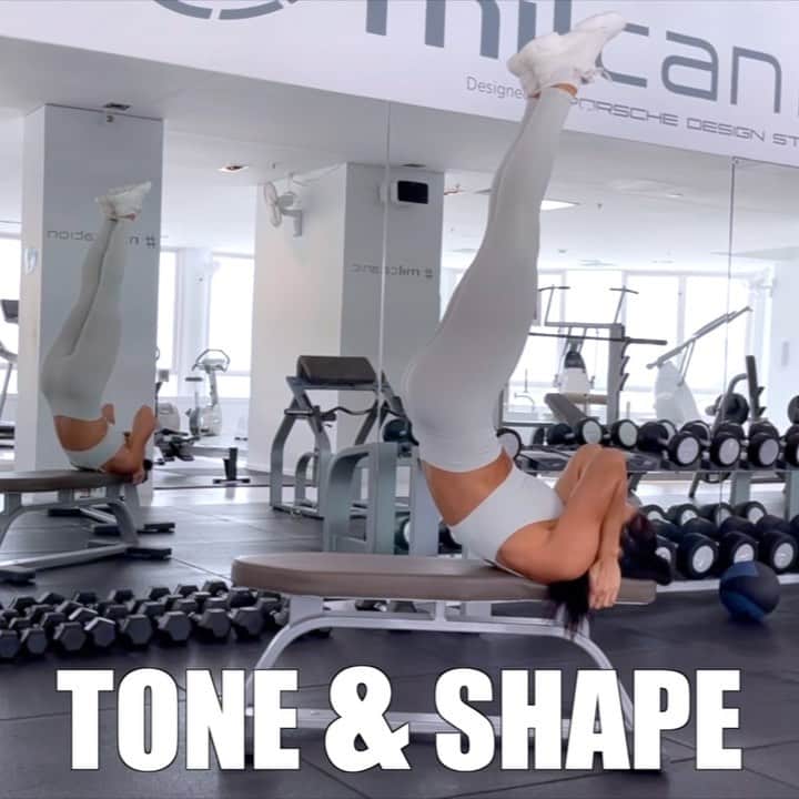 Danielle Robertsonのインスタグラム：「TONE & SHAPE 🔥  It’s time to shape and tone with this full body workout 💪 Wearing one of my fav @womensbestwear sets 💕 @womensbest   Make sure to keep the movements slow and controlled and really engage your core. Give this workout a try, hope you love it 🔥  WORKOUT   3 SETS   30 sec Reverse Crunches  30 sec Snatch Squat  30 sec Squat Pulse  30 sec Kneel to Stand 30 sec Thruster」