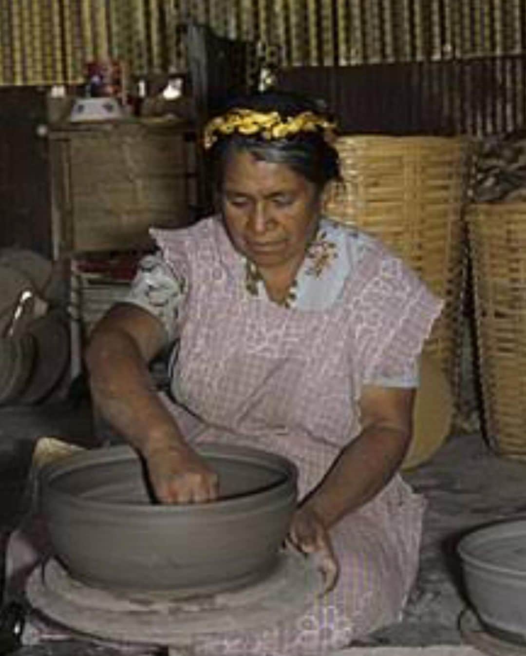 トームさんのインスタグラム写真 - (トームInstagram)「In December we turned down the wrong street and stumbled across the home and Studio of #DoloresPorras .  One of the #MaestrasOfMexico she helped put #SantaMariaAtzompa #Oaxaca on the map. Her estate is now run by her son Rolando Regino Porras . We returned recently and bought a few pieces, all mermaid themed, including one by Dolores herself . We also met  their new chihuahua. It was a good day  . (Remembering the teacher Dolores Porras Oaxaca State Museum of Popular Art San Bartolo Coyotepec, Oaxaca) Famous throughout the world, Dolores Porras was a "tireless promoter of Oaxacan culture through her masterful art in pottery." Born in Santa Maria Atzompa in 1937, Dolores began her work as a potter at the age of 13 alongside her father and adoptive mother.  At the beginning of the 80's, Dolores and her husband Alfredo Regino Ramírez, decided to put into practice a new technique to produce colored ceramics, which not only revolutionized their work but all the ceramics of Atzompa. Little by little, he developed a translucent white enamel that makes his pieces almost iridescent, on top he put details in striking colors such as orange, blue, green and yellow.  Dolores built each piece by hand and frequently decorated them with her now famous braided strips, mermaids, flowers, and iguanas to finish them off with her distinctive enamels.  What made her work unique was her use of colorful decoration and imagery — ranging from flowers to iguanas, fish, mermaids, and more. She was an artesana and artista and her original work drew attention from different parts of Mexico and around the world. Dolores was an exceptional woman who raised nine children with her husband Alfredo while making pottery six days a week. She died in November 2010. #artmadebywomen」12月20日 6時45分 - tomenyc