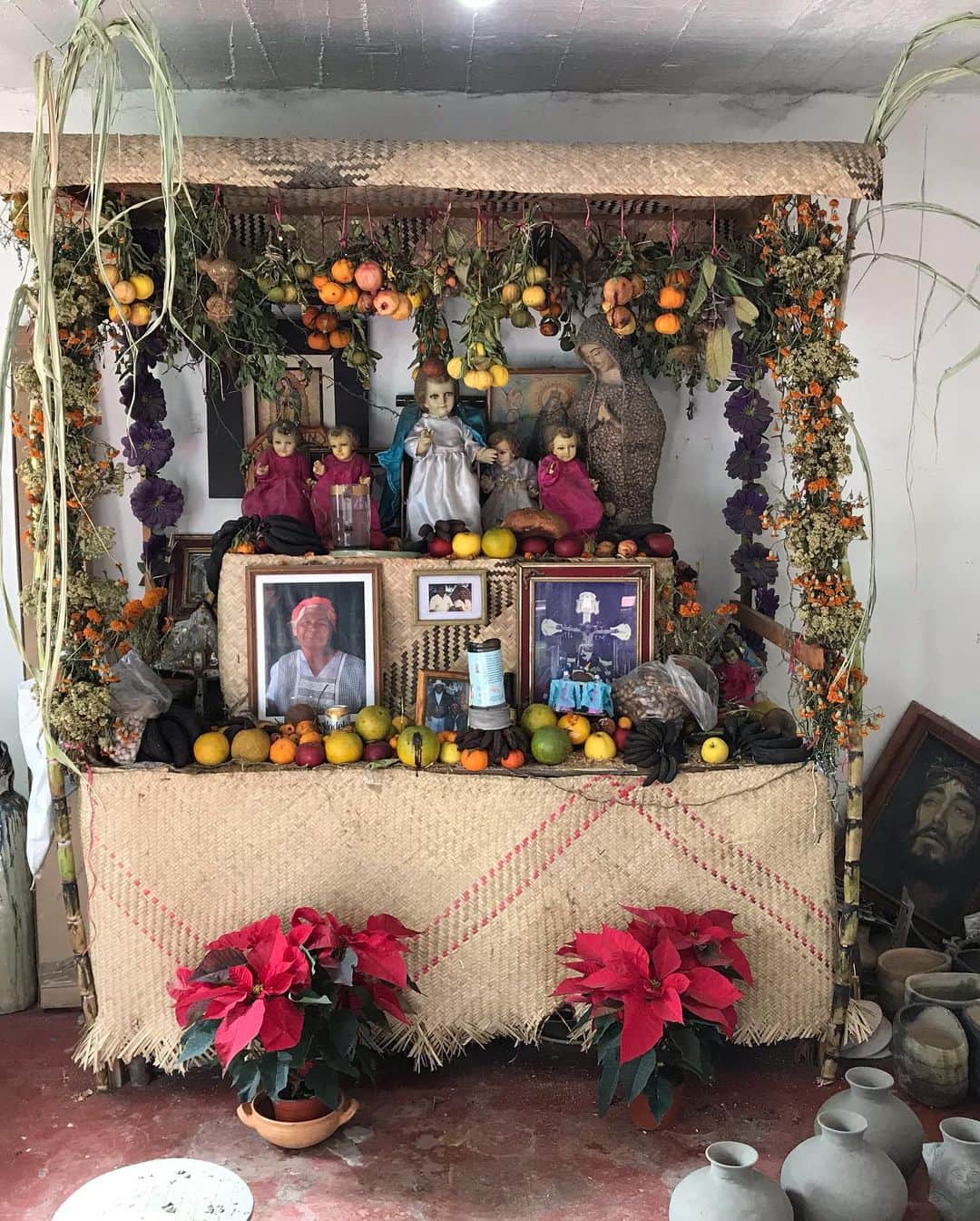 トームさんのインスタグラム写真 - (トームInstagram)「In December we turned down the wrong street and stumbled across the home and Studio of #DoloresPorras .  One of the #MaestrasOfMexico she helped put #SantaMariaAtzompa #Oaxaca on the map. Her estate is now run by her son Rolando Regino Porras . We returned recently and bought a few pieces, all mermaid themed, including one by Dolores herself . We also met  their new chihuahua. It was a good day  . (Remembering the teacher Dolores Porras Oaxaca State Museum of Popular Art San Bartolo Coyotepec, Oaxaca) Famous throughout the world, Dolores Porras was a "tireless promoter of Oaxacan culture through her masterful art in pottery." Born in Santa Maria Atzompa in 1937, Dolores began her work as a potter at the age of 13 alongside her father and adoptive mother.  At the beginning of the 80's, Dolores and her husband Alfredo Regino Ramírez, decided to put into practice a new technique to produce colored ceramics, which not only revolutionized their work but all the ceramics of Atzompa. Little by little, he developed a translucent white enamel that makes his pieces almost iridescent, on top he put details in striking colors such as orange, blue, green and yellow.  Dolores built each piece by hand and frequently decorated them with her now famous braided strips, mermaids, flowers, and iguanas to finish them off with her distinctive enamels.  What made her work unique was her use of colorful decoration and imagery — ranging from flowers to iguanas, fish, mermaids, and more. She was an artesana and artista and her original work drew attention from different parts of Mexico and around the world. Dolores was an exceptional woman who raised nine children with her husband Alfredo while making pottery six days a week. She died in November 2010. #artmadebywomen」12月20日 6時45分 - tomenyc