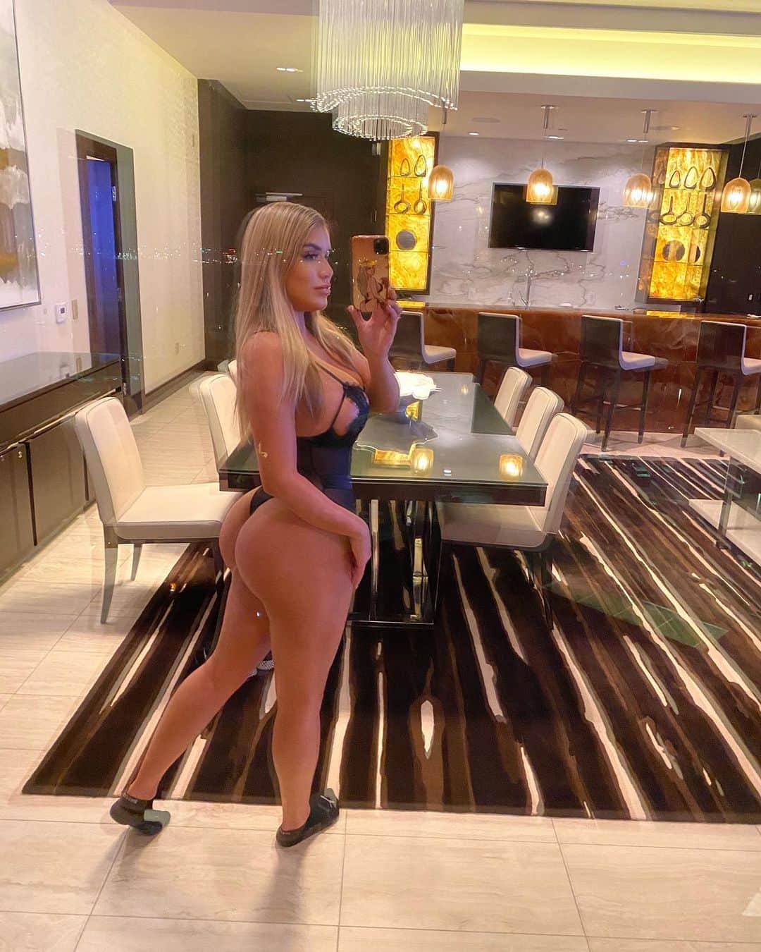Chantel Zalesさんのインスタグラム写真 - (Chantel ZalesInstagram)「Mirror mirror #linkinbio👆」12月20日 6時50分 - chantelzales