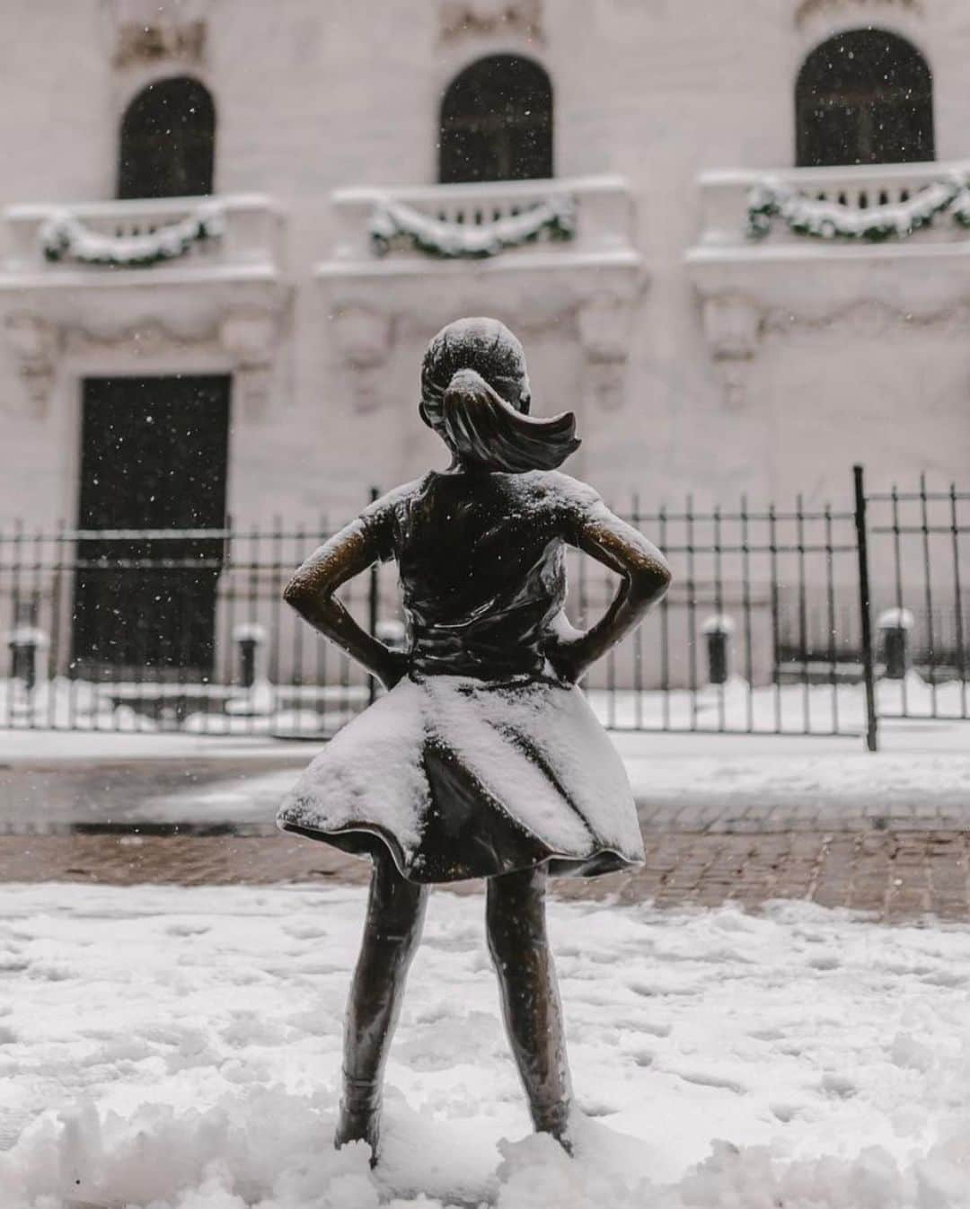 メロディー・モリタさんのインスタグラム写真 - (メロディー・モリタInstagram)「NYC had a winter storm this week of 26 degrees with a foot of snow!☃️❄️✨ (mask is off only for the photo!)  Swipe for some of my recent cooking including healthy Japanese oden!😋💕 I thought this would be the perfect time to use my Staub Dutch Oven for an extra tasty and warm Japanese dish. Shirataki noodles have become quite popular as a healthier option for pasta, but for oden, you put in konjac :)  I've been cooking daily with more time at home because you are what you eat. For me, it's important that I select ingredients, cooking tools, food and skin care that I trust and am happy with since what you consume/apply will show up on your skin and body.✨  The colder days are yet to come for many of us, so I hope you bundle up and stay safe this Holiday season!🎄  今週のニューヨークの最高気温は氷点下、そして30cmの雪が積もりました！☃️❄️ （マスクは写真の時のみ外しています）  こんな寒い日は、やっぱり体が温まってヘルシーなおでん😌🍢✨ ダシが美味しくなるStaubを使って調理しました😋  アメリカではこんにゃくは少し変わった食感のため、一般的にはあまりポピュラーではないのですが、白滝は「しらたきヌードル」と呼ばれ、カロリーが低くコレステロール値を下げてくれることが知られていて、とても人気です！❤️ でも残念ながら、今回は白滝が売り切れでした💦 * 最近は家で料理をする頻度が高くなり、「口から入れる食べ物で自分の身体が作られる」ということで、身体の内側からも安全で安心できるものをとより考える様になりました✨ * これから寒い日々が続くと思いますが、皆様もホリデーシーズンを体調に気をつけて、楽しい時間をお過ごしくださいね！☺️🎀🔔 #NY #winter2020 #snow #homemade #cooking」12月20日 7時00分 - melodeemorita