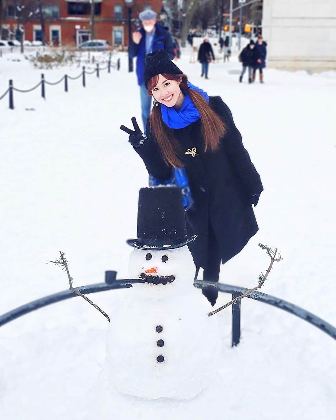 メロディー・モリタのインスタグラム：「NYC had a winter storm this week of 26 degrees with a foot of snow!☃️❄️✨ (mask is off only for the photo!)  Swipe for some of my recent cooking including healthy Japanese oden!😋💕 I thought this would be the perfect time to use my Staub Dutch Oven for an extra tasty and warm Japanese dish. Shirataki noodles have become quite popular as a healthier option for pasta, but for oden, you put in konjac :)  I've been cooking daily with more time at home because you are what you eat. For me, it's important that I select ingredients, cooking tools, food and skin care that I trust and am happy with since what you consume/apply will show up on your skin and body.✨  The colder days are yet to come for many of us, so I hope you bundle up and stay safe this Holiday season!🎄  今週のニューヨークの最高気温は氷点下、そして30cmの雪が積もりました！☃️❄️ （マスクは写真の時のみ外しています）  こんな寒い日は、やっぱり体が温まってヘルシーなおでん😌🍢✨ ダシが美味しくなるStaubを使って調理しました😋  アメリカではこんにゃくは少し変わった食感のため、一般的にはあまりポピュラーではないのですが、白滝は「しらたきヌードル」と呼ばれ、カロリーが低くコレステロール値を下げてくれることが知られていて、とても人気です！❤️ でも残念ながら、今回は白滝が売り切れでした💦 * 最近は家で料理をする頻度が高くなり、「口から入れる食べ物で自分の身体が作られる」ということで、身体の内側からも安全で安心できるものをとより考える様になりました✨ * これから寒い日々が続くと思いますが、皆様もホリデーシーズンを体調に気をつけて、楽しい時間をお過ごしくださいね！☺️🎀🔔 #NY #winter2020 #snow #homemade #cooking」