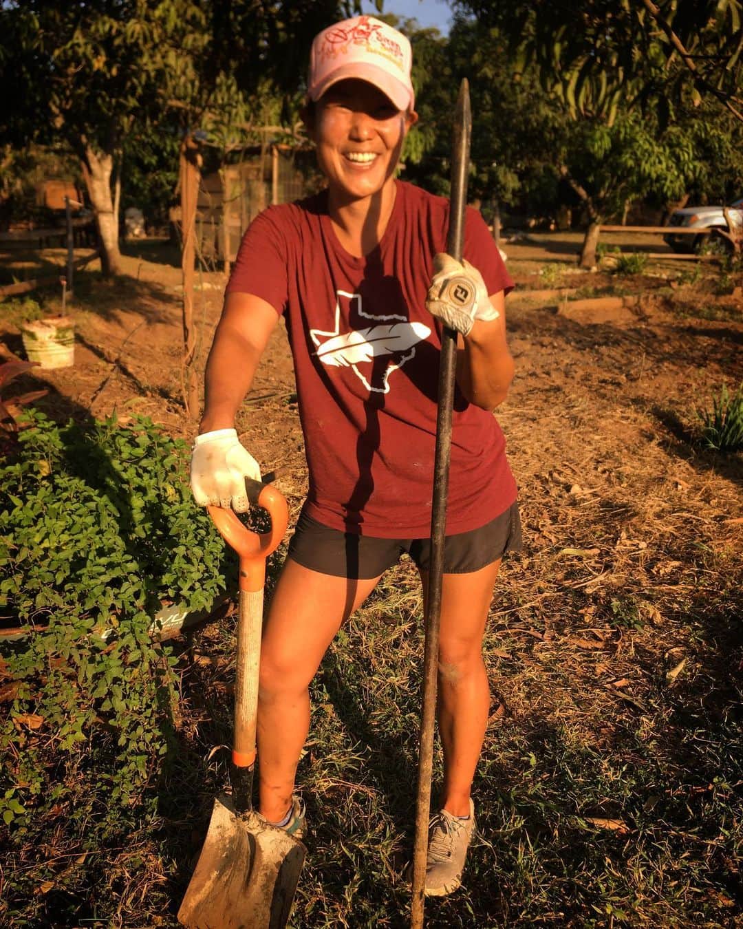 ティファニー・ヨハのインスタグラム：「“It ain’t much, but it’s honest work.” 😂😂😂 Thanks Coach @catslatinskyphotography and Kristy for letting me hang out at the farm this week! I learned a ton, had a blast, and really toned those golf muscles. 😂😂😂 (📸: @sirensurfadventures) #FootjoyFarmGloves」