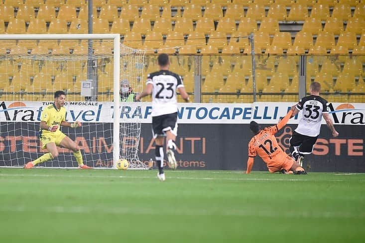 ジャンルイジ・ブッフォンさんのインスタグラム写真 - (ジャンルイジ・ブッフォンInstagram)「🏟 Quanti bei ricordi in questo stadio...  Oggi ottima prestazione e punti importanti raccolti! Avanti Juve! ⚪️⚫️ #ParmaJuve」12月20日 6時56分 - gianluigibuffon