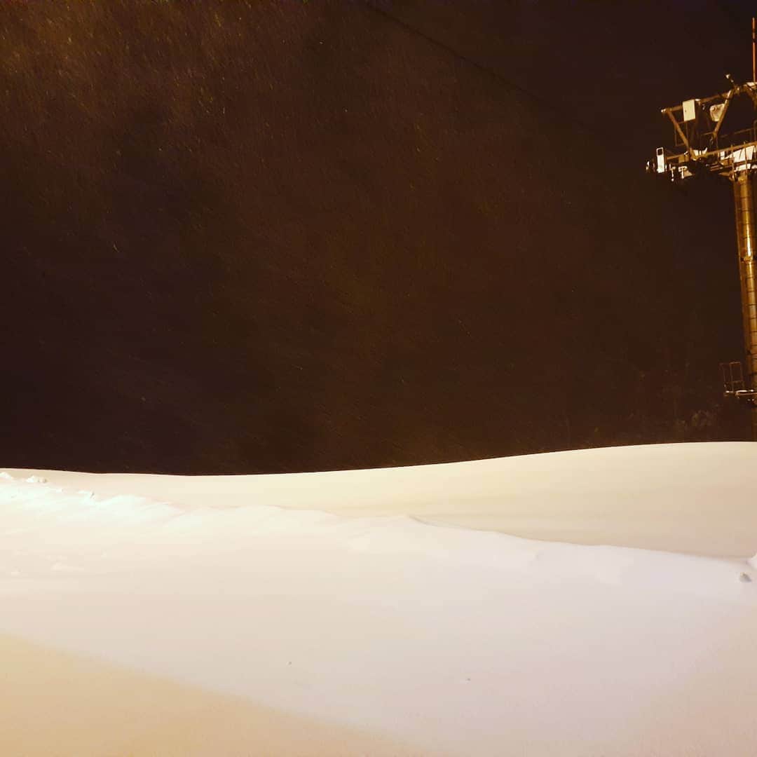 栂池高原スキー場さんのインスタグラム写真 - (栂池高原スキー場Instagram)「おはようございます！ 栂池高原スキー場、朝情報です。 天候　雪  気温　-6℃ 積雪  180cm 風速　5m/h  昨日から、雪が降り続いています！！ 積雪も昨日から10センチ程あり、パウダーを楽しむことができそうです❗ ご来場お待ちしております  #栂池高原 #パウダー #フリースキー #スノボー #tsugaike #hakubavalley」12月20日 6時56分 - tsugaike_kogen