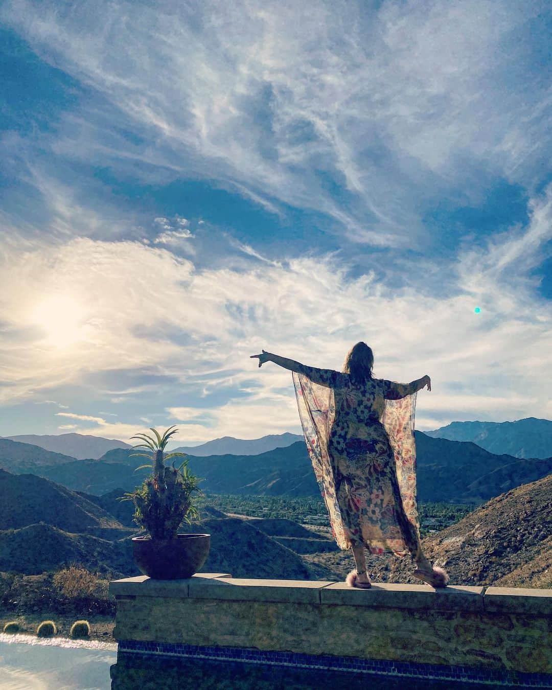 のインスタグラム：「Having my beautiful mother here the last couple of months has been such a gift. Her presence has had me deeply reflecting on love and all that stands in my way experiencing love. I had a realization just the other day about the feeling of being 'too much.’ It's something I see in mum and sometimes I get frustrated by it, mostly because it's also something I often feel about myself. Am I 'too much?’It’s something that I've told myself to embrace and not hold back. ‘Shine your light and don't dim it' is something we hear a lot and practice as we get to know and finally unapologetically 'be' ourselves. But really, as we get to know ourselves on the deepest levels, we must question everything about what makes up who we are and why. Why we do what we do and why we are who we are. One of my most recent posts was around lack and not being enough for everyone at this time of year, so this theme  about too little and too much is super alive in my awareness right now. I realize most of these feelings come from my own expectations of myself, not others, when I feel like I'm not showing up or giving enough. And then there is this part of my personality that I feel is 'too much' at the same time. I feel like I am too loud, talkative, over helpful etc. Isn’t  this interesting? I'm seeing that part of this 'too much' comes from a deep seeded feeling of 'I'm not enough'. Isn’t it amazing when we can catch these things?! It is all of my own stuff of course, I'm the one that thinks I'm not enough and that I am too much. It really has nothing to do with anyone else. I am beginning to understand and learn about all of these different parts of myself on the journey to becoming more of who I truly am so that I can act from my deepest Truth, not from insecurity or conditioning. Now, my mom and I, both being Leo's, confident leaders, talkative (to everyone), creative and let's not forget, feminine, are naturally a lot. We have big presences and that is part of who we are. However in these deep reflections I realize that the overcompensating in over talking, and over giving, or the biggest one of feeling bad that I'm not enough.. continue in comments」