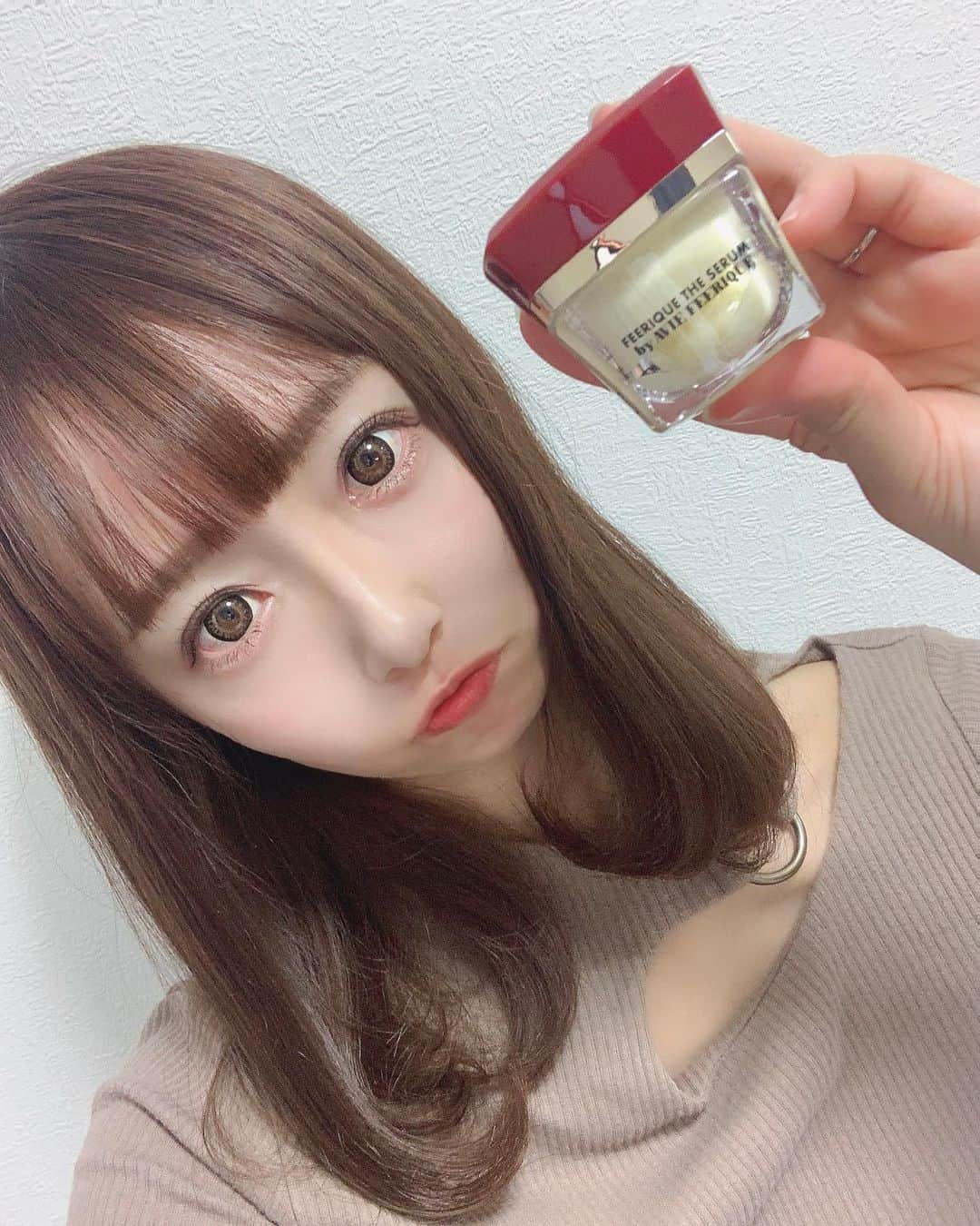 華月咲（さーちゃん）のインスタグラム：「1220 おはさーちゃん\( ･ᴗ･ ) 今日は最近発売したばかりの FEERIQUE THE SERUM @aviefeerique （フェリークザセラム）を使ってみたよん✨ ＊ ニキビ、毛穴の黒ずみは昔からの悩みで 解消できたのめっちゃ嬉しいし、美白効果と 肌が若返った気がする😳すぐ実感できた〜！ シミ取りには時間がかかると思うけど、 肌のトーンアップとモチモチ感に大満足💓 美容クリームってたくさんあるけど ありがちなベタつき、匂い一切気にならない から使いやすい✌️続けて使ってみよ〜と✌️ ＊ さて！今週も元気にがんばろ〜(*ˊᵕˋ*)੭🌈 ・ ・ #fashion #ootd #makeup #kawaii #instafashion #outfit #me #follow #followme #AVIEFEERIQUE #FEERIQUETHESERUM #skincare #vitamin #華月咲 #さーちゃん #美容女子 #自撮り女子  #ビタミンC美容クリーム #ビタミンC誘導体高配合 #美容クリーム #美容 #スキンケア #スキンケア用品 #コスメ好きさんと繋がりたい」