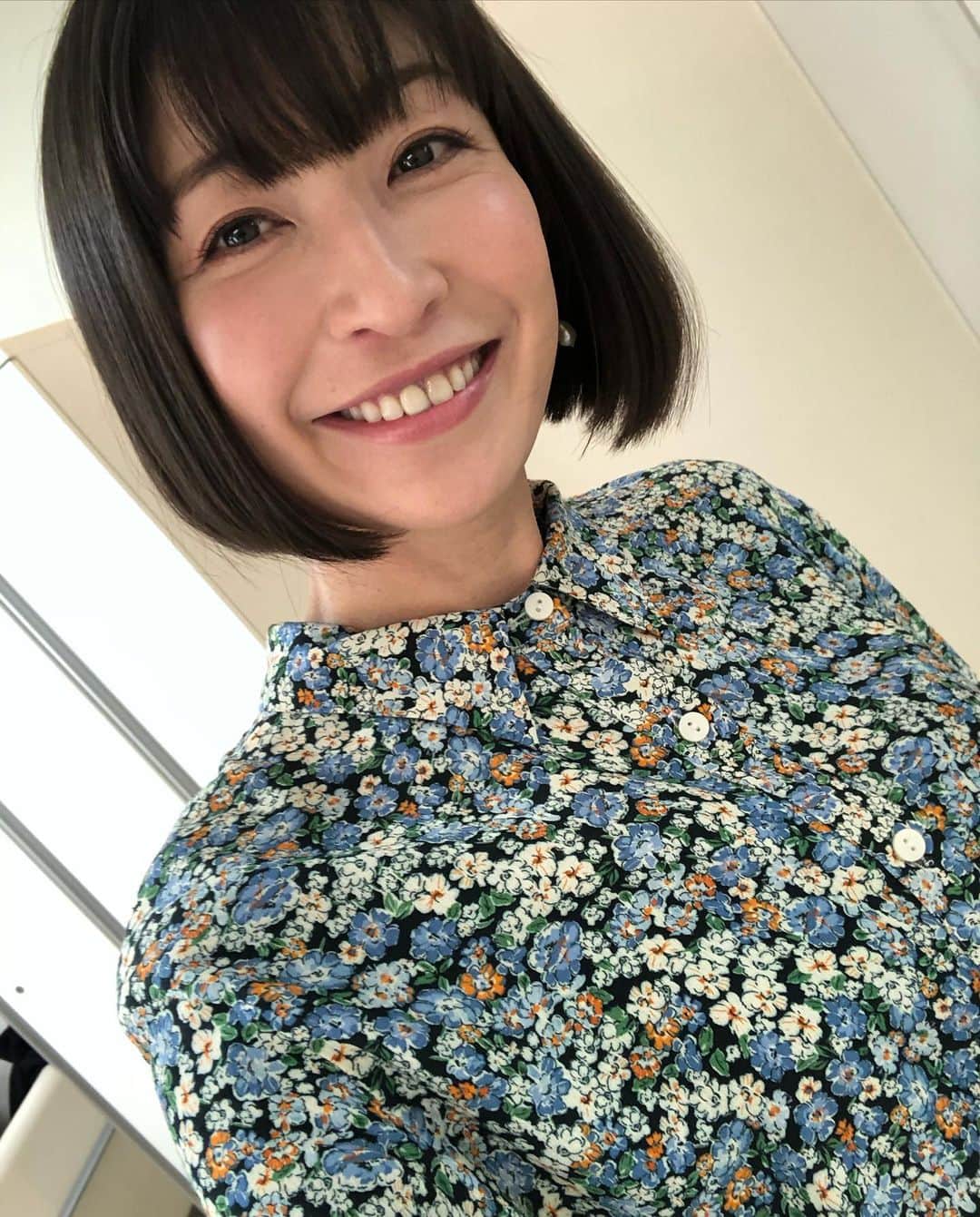 小野真弓さんのインスタグラム写真 - (小野真弓Instagram)「おはようございます😊🙋‍♀️ 晴天✨日曜日！ 空気がカラカラ、冷え冷え❄️ そろそろ〜サボりまくってた家のお片づけ、、 本気出そうと思う朝ですー🧹😤 2020年の色々をパタパタして〜🚮🦠🧤 デトックス。。☺️ わんこ達もそろそろキレイに。♨️✂️🐶 #師走#年の瀬#掃除日和#冬晴れ #写真は#先日の#楽屋 皆様もそれぞれの、 良い一日を*\(^o^)/*🍀」12月20日 7時05分 - hanaharuaroi